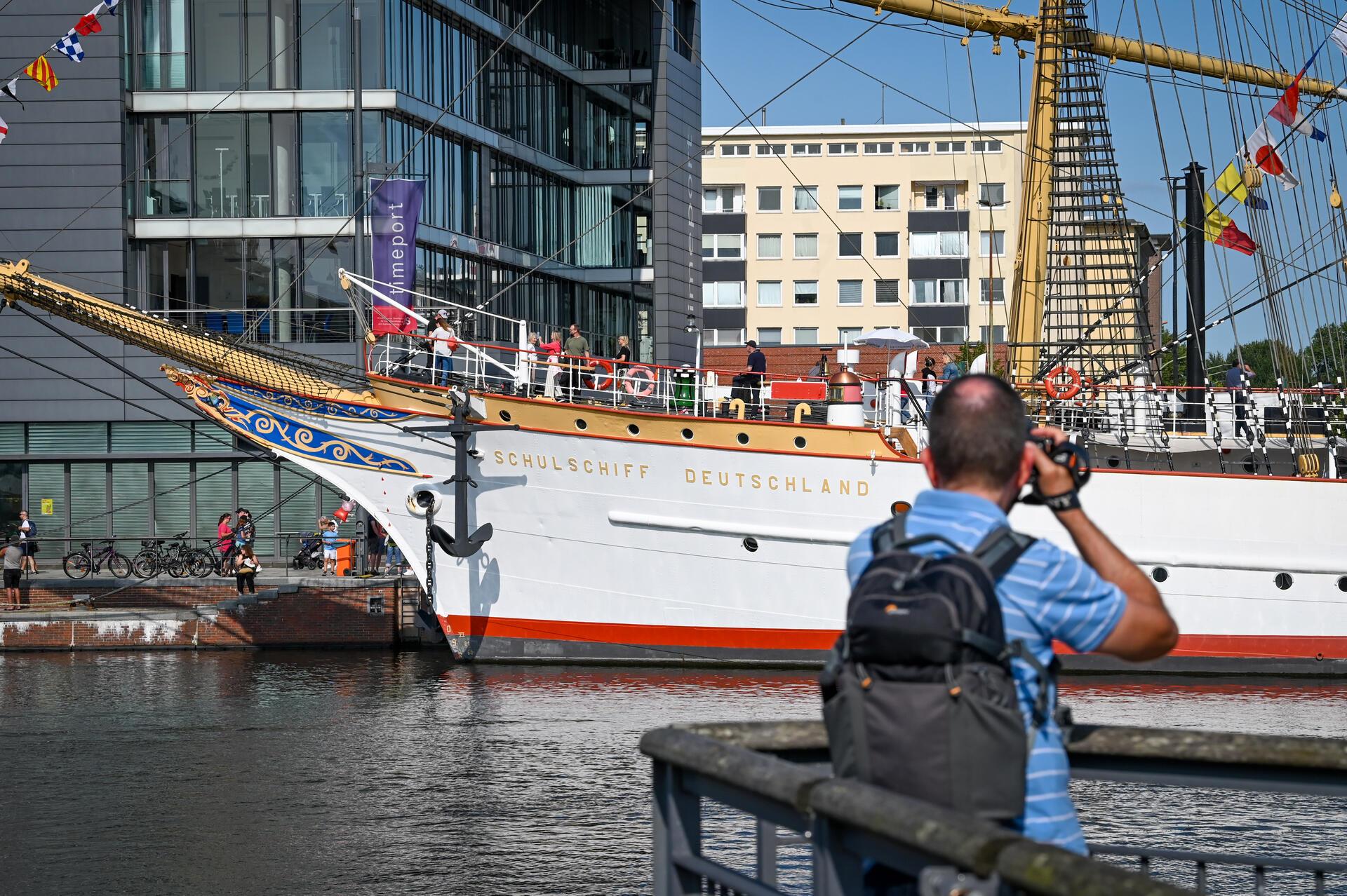 Ein Schiff im Hafen. 