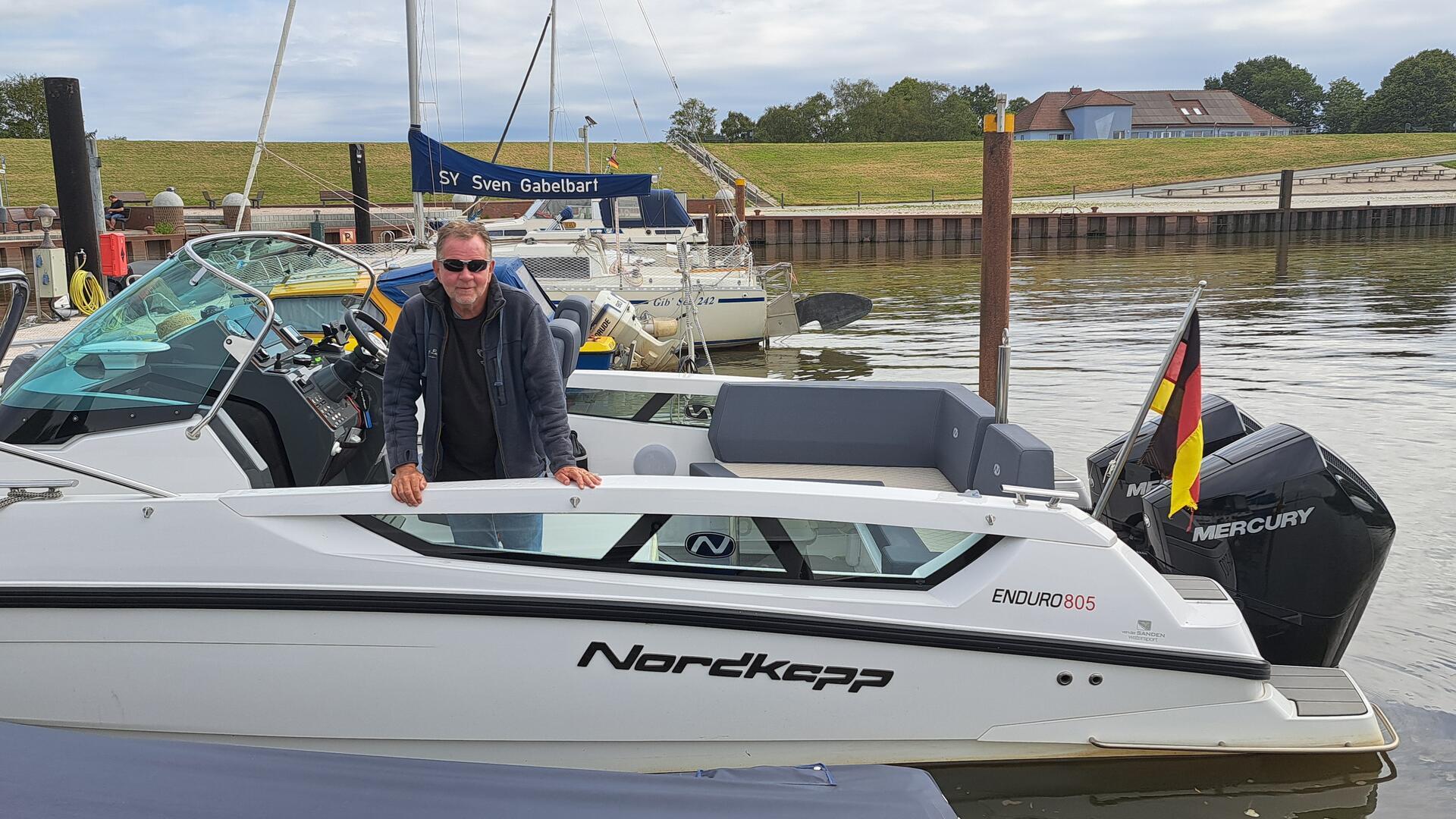 Hinrich Meisterknecht auf seinem Boot im Sandstedter Hafen. 