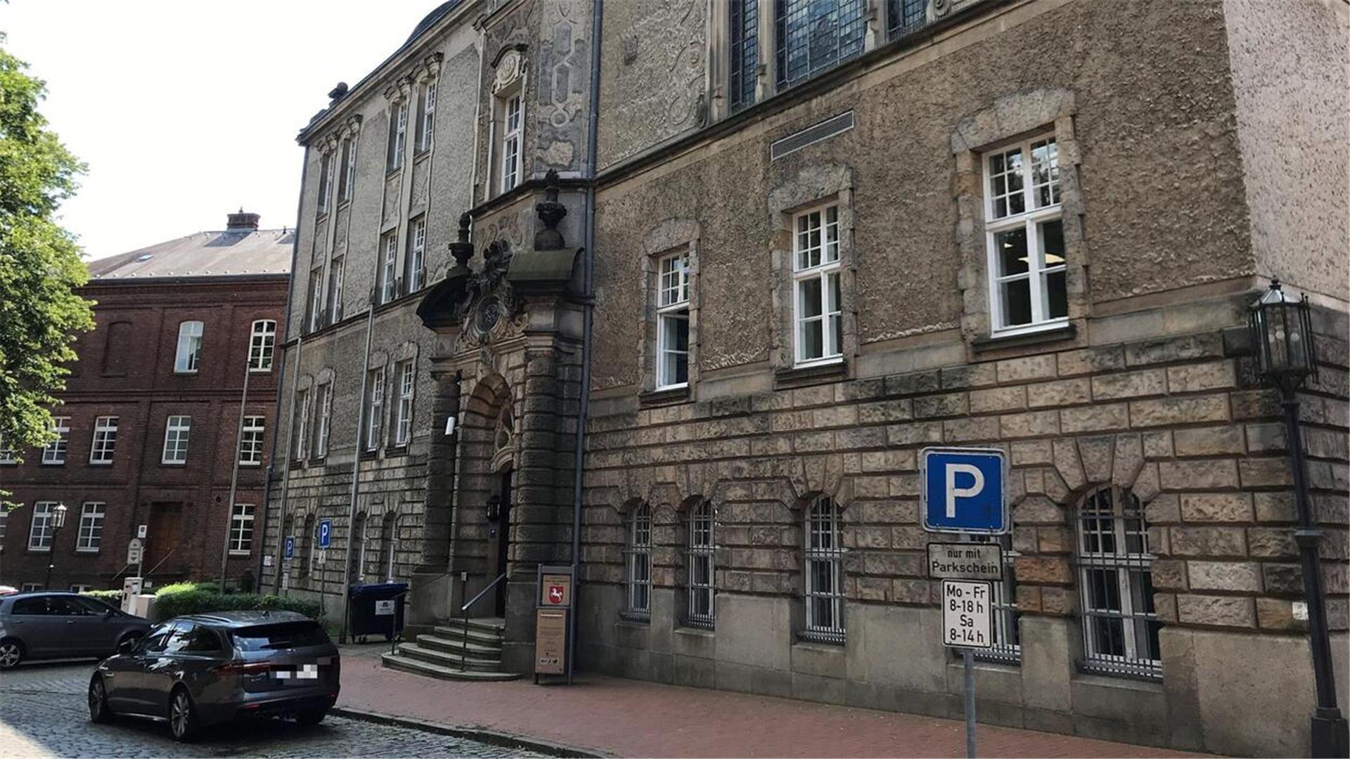 Hinter der Fassade des Landgerichts Stade ist am Donnerstag das Urteil im Totschlagprozess gesprochen worden.