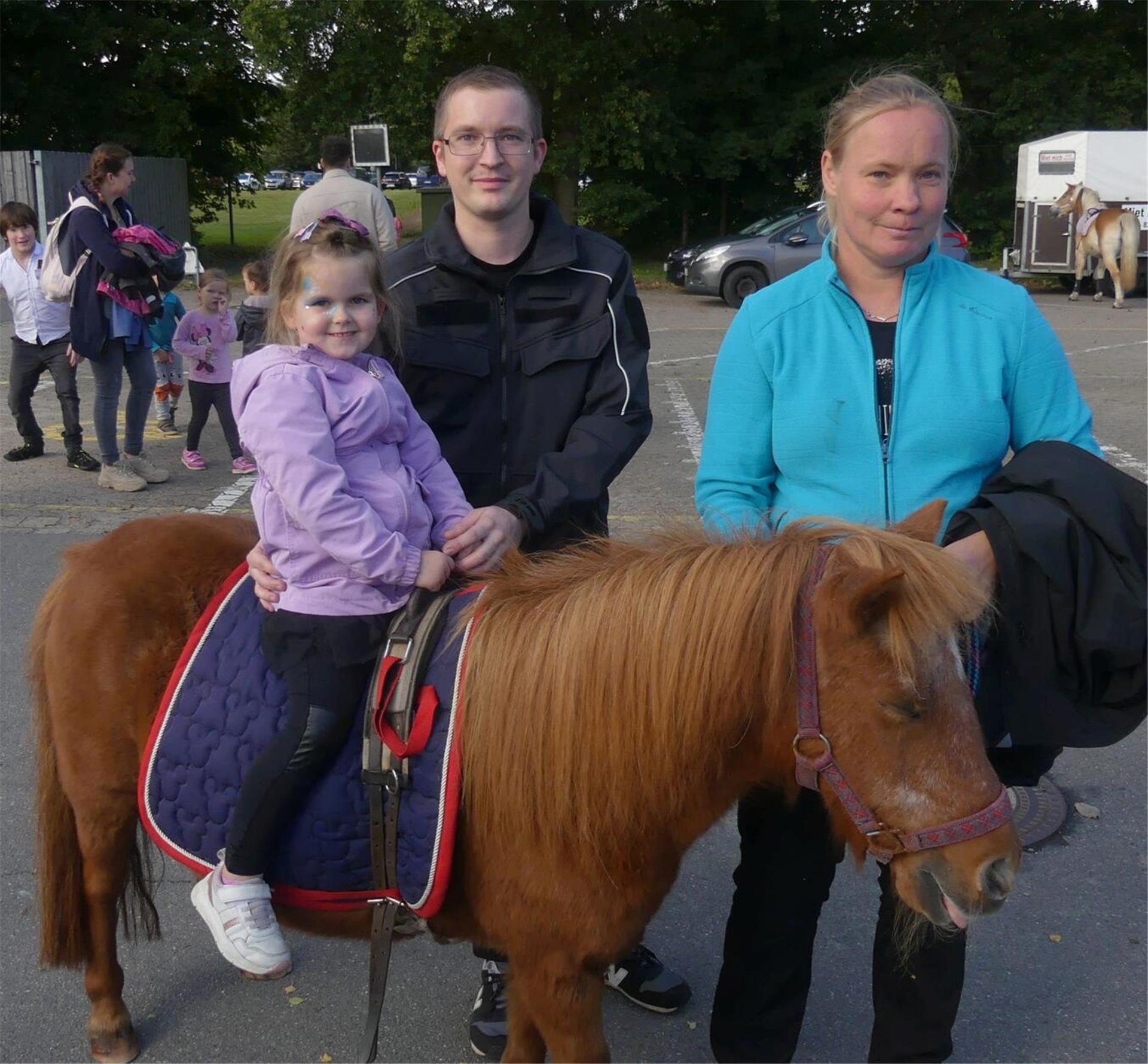 „Hoch zu Ross“ wurde Lisa in Begleitung ihres Vaters von Pony Linchen und einer Mitarbeiterin der Seeparkschule über das Gelände geführt.