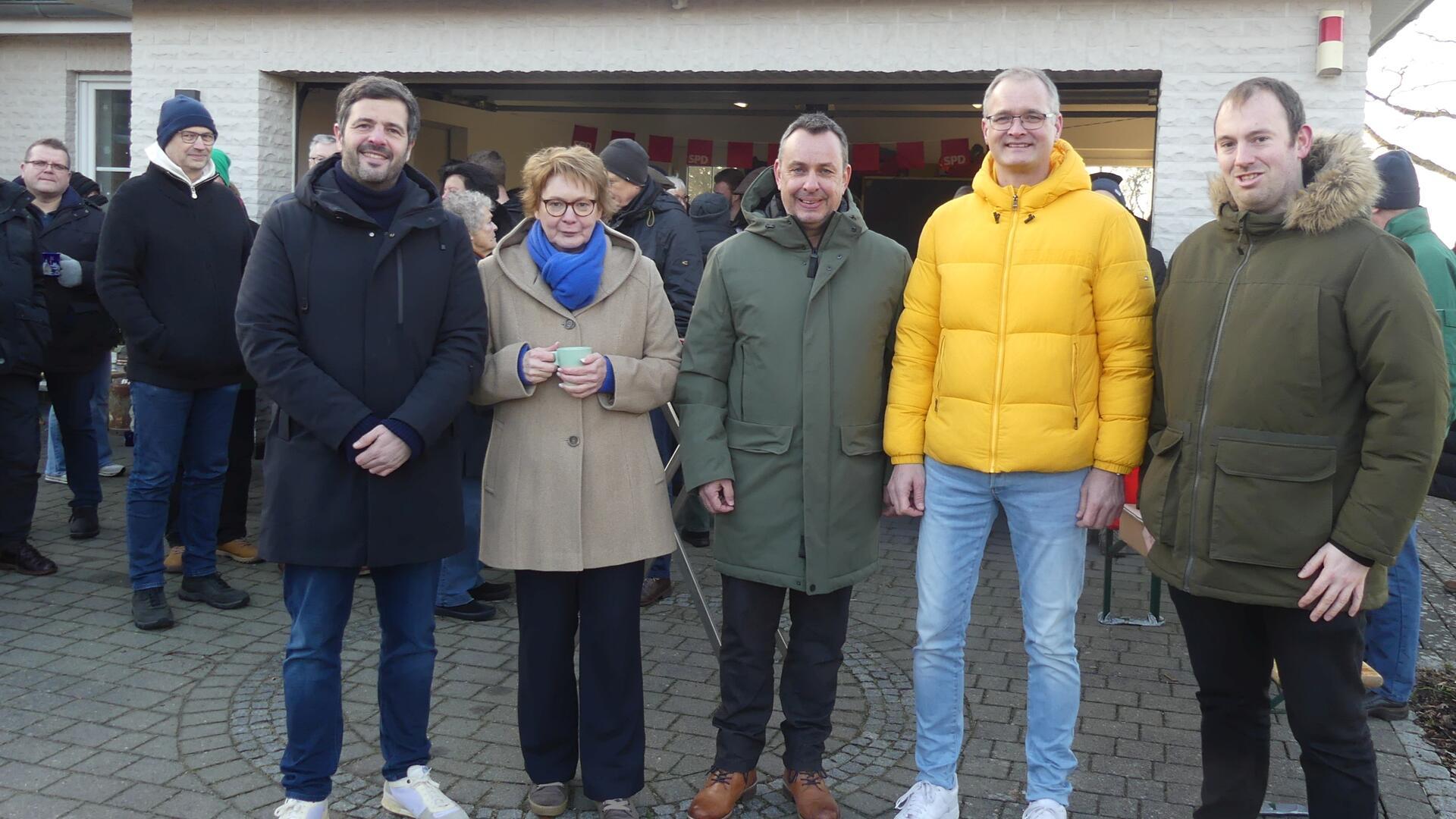 Hochkarätige Politiker kommen schon seit Jahren zu „Glühwein trifft Politik“ in Holßel. Von links: Daniel Schneider, Daniela Behrens, Oliver Lottke sowie die Gastgeber Kai Niemczyk und Jörg Scheper.