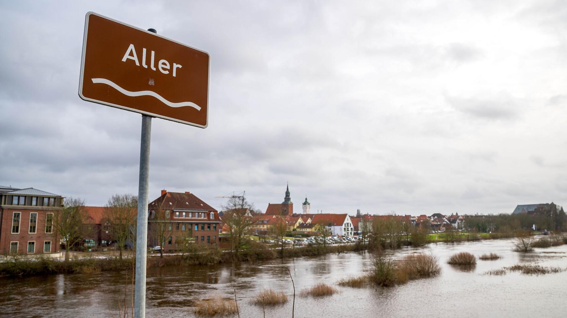 Hochwasser hat die Aller vor der Altstadt von Verden über die Ufer treten lassen.