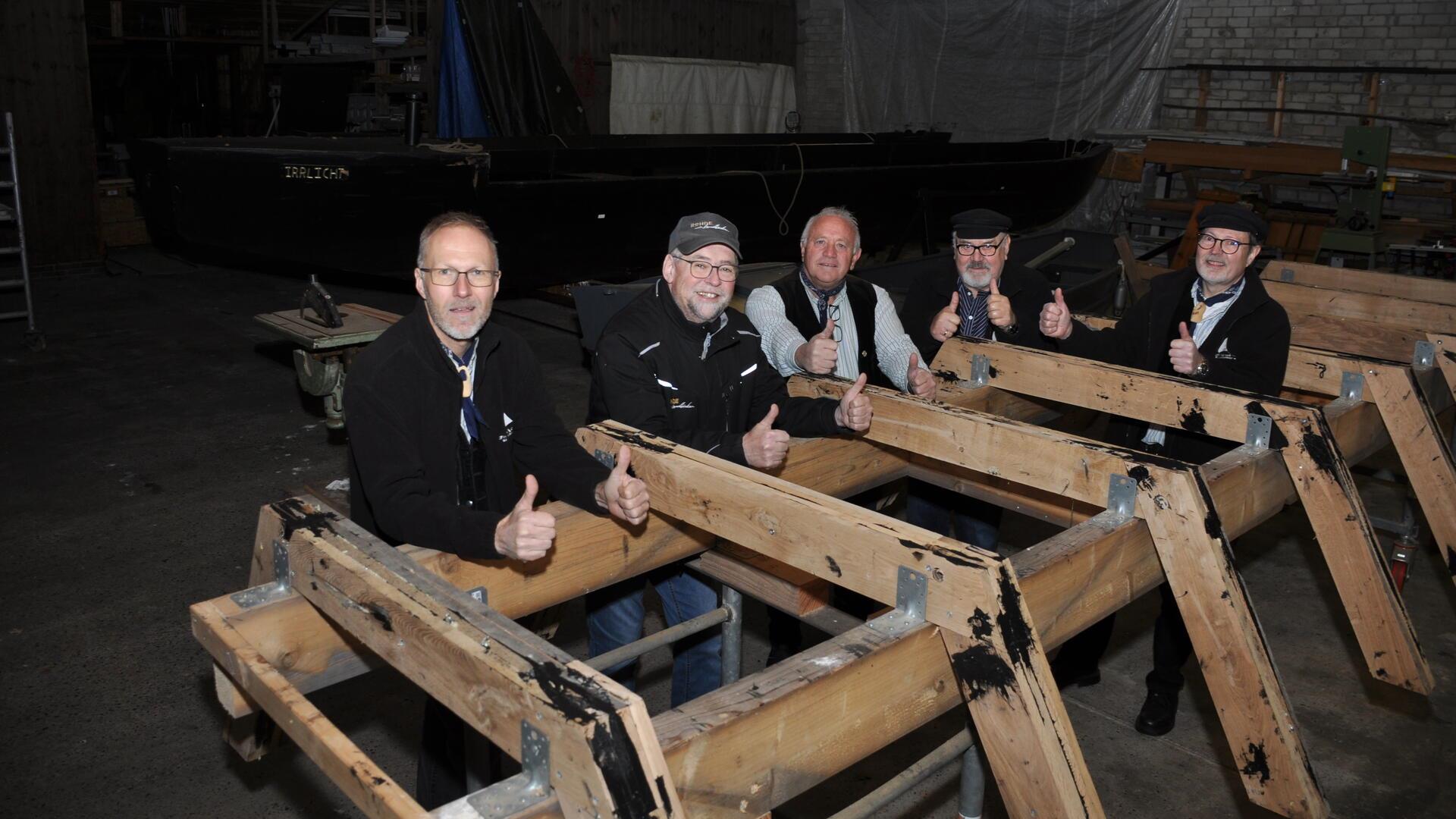 Hofft auf viele Spenden fürs Crowdfunding-Projekt: das Bau-Quartett von „Findorffs Erben“ mit Wolfgang Rohde, Mitglied im Stiftungsrat der Volksbank Osterholz Bremervörde. Unser Foto zeigt Reiner Hildebrandt (von rechts), Hartmut Hoffmann, Richard Henning, Wolfgang Rohde und Andreas Burfeind.