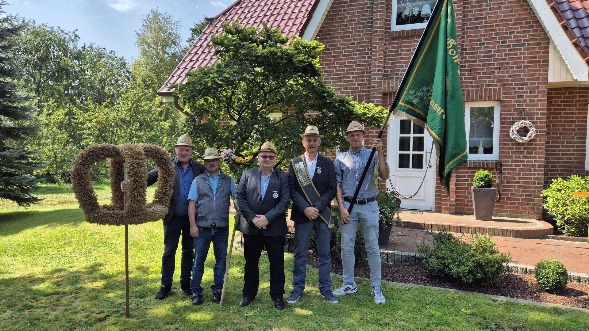 Horst Grodewald (von links), Peter Schlesselmann, der ehemalige Erntekönig Ernst Schriefer und Marcel Bartels (rechts) gratulieren dem neuen Erntekönig Wilfried Rossol.