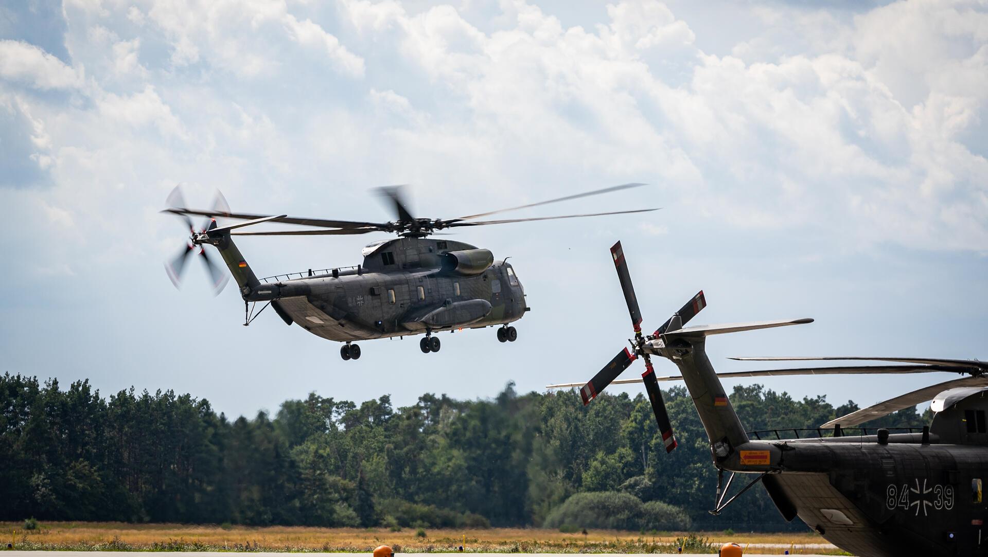  Brandenburg, Fliegerhorst Holzdorf: Ein Hubschrauber der Luftwaffe, ein CH-53 aus Holzdorf, startet 