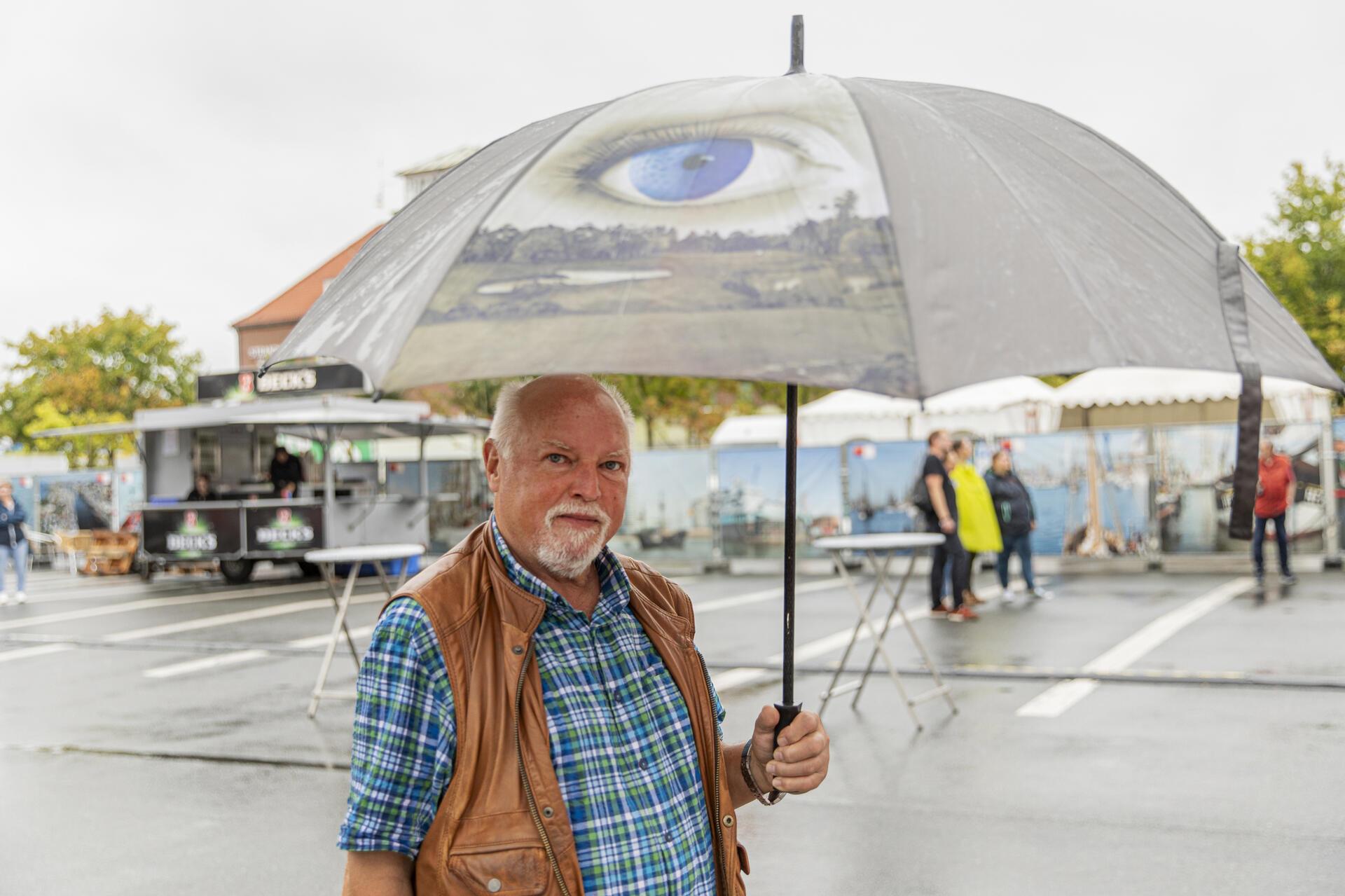 Ein Mann mit Regenschirm. 