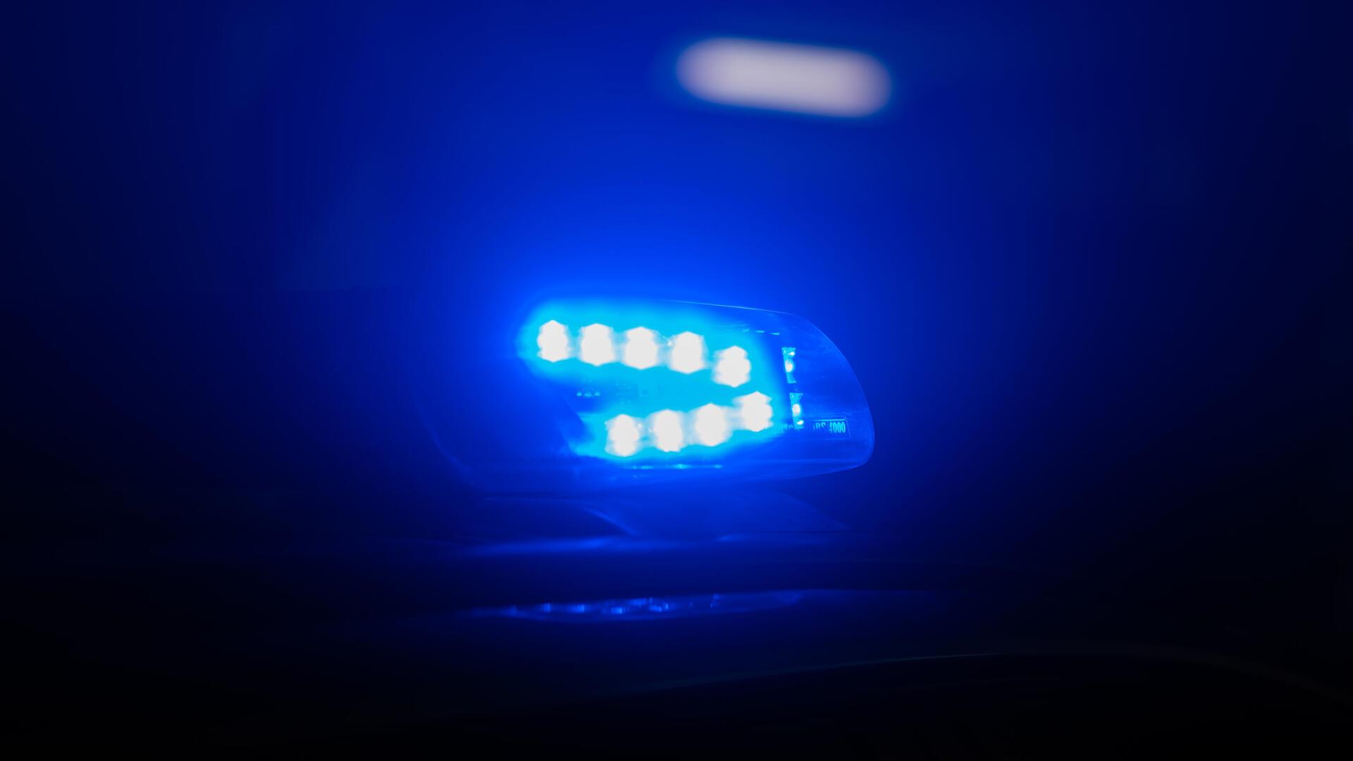 ARCHIV - 18.01.2024, Sachsen, Dresden: Blaulicht leuchtet auf dem Dach eines Polizeiautos. Ein Mann ist bei einer körperlichen Auseinandersetzung auf einem Parkplatz im Landkreis Schwäbisch Hall tödlich verletzt worden. (zu dpa: «Jugendliche stürzen in Schacht - schwer verletzt») Foto: Robert Michael/dpa +++ dpa-Bildfunk +++