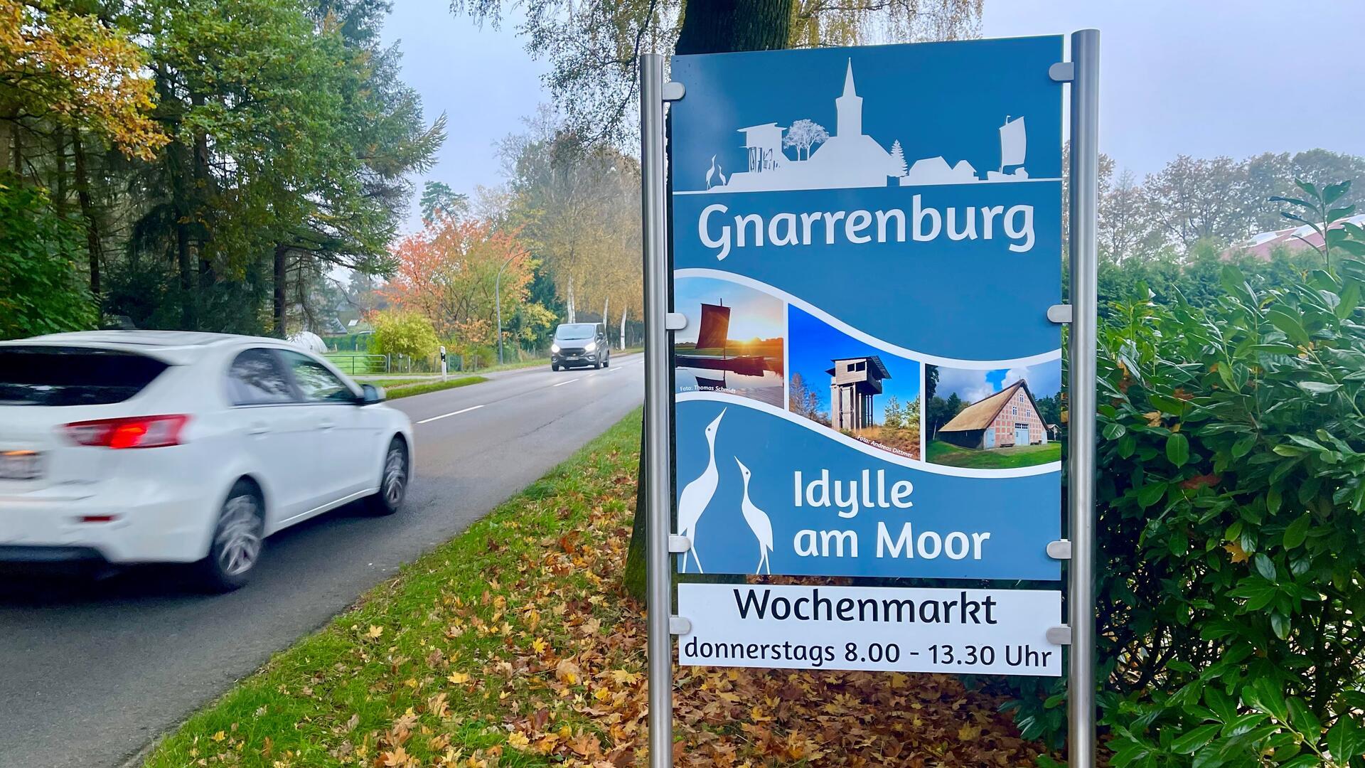 „Idylle am Moor“ und Stein des Anstoßes in der jüngsten Fachausschusssitzung: Mit diesem Schild wird künftig an den Ortseingängen für die Gemeinde Gnarrenburg geworben.