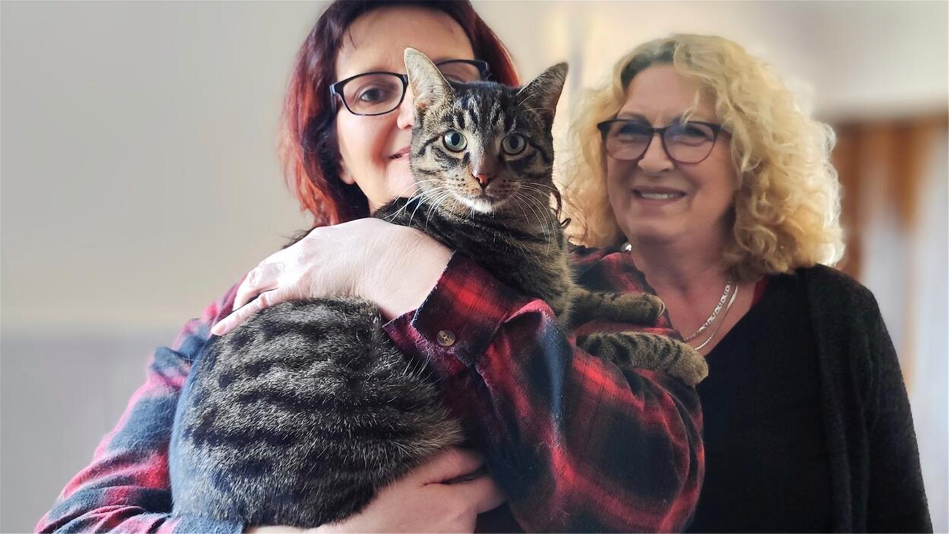 Susanne Backhaus (links) mit Kater Simba und im Hintergrund die 1. Vorsitzende Marta Saurin vom Verein Tierschutz Zeven.