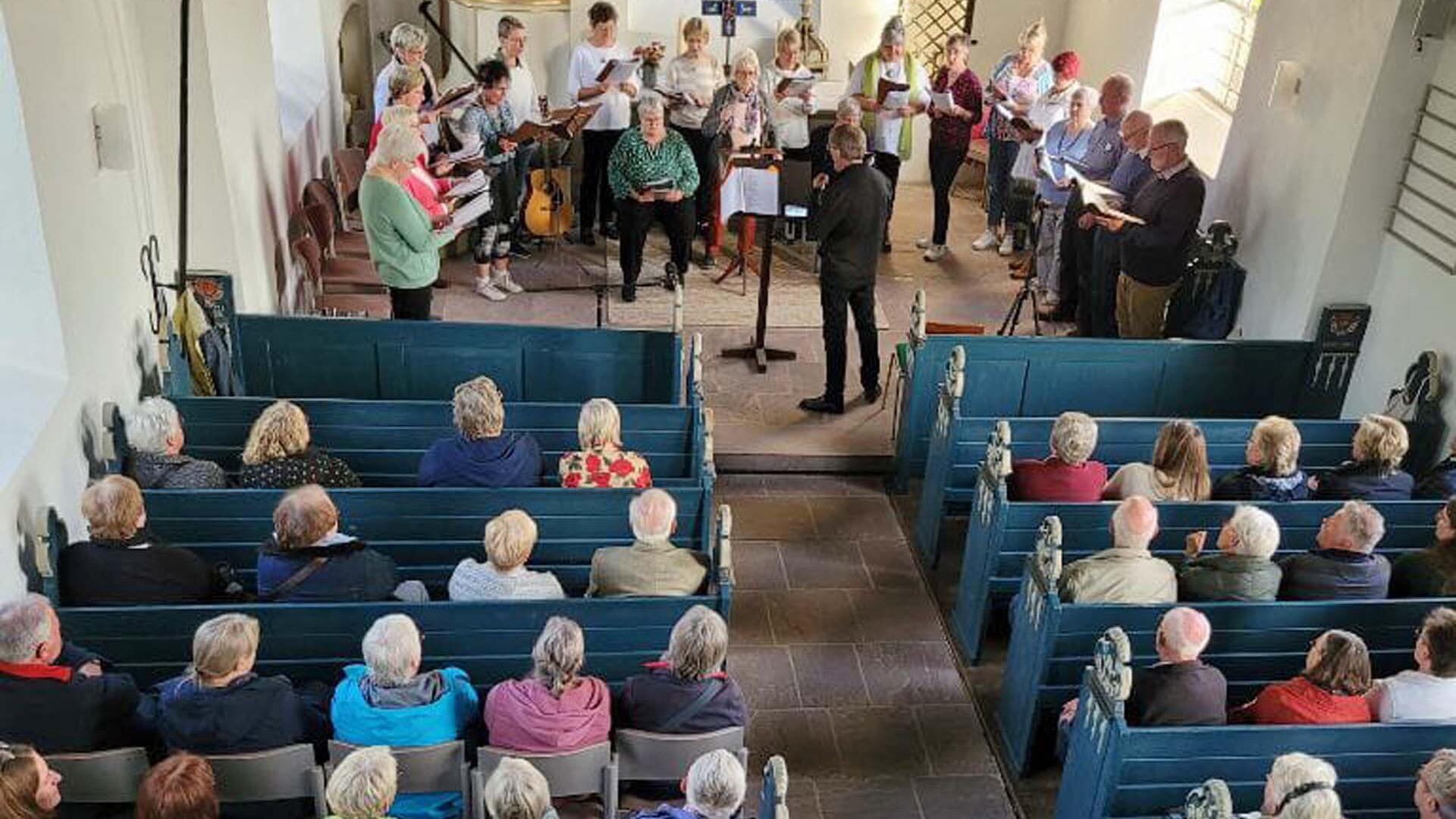 Ihr erstes Konzert gaben die Wersabeer „Dieksänger" in der Kirche des Dorfes. Dafür bekamen sie viel Applaus.