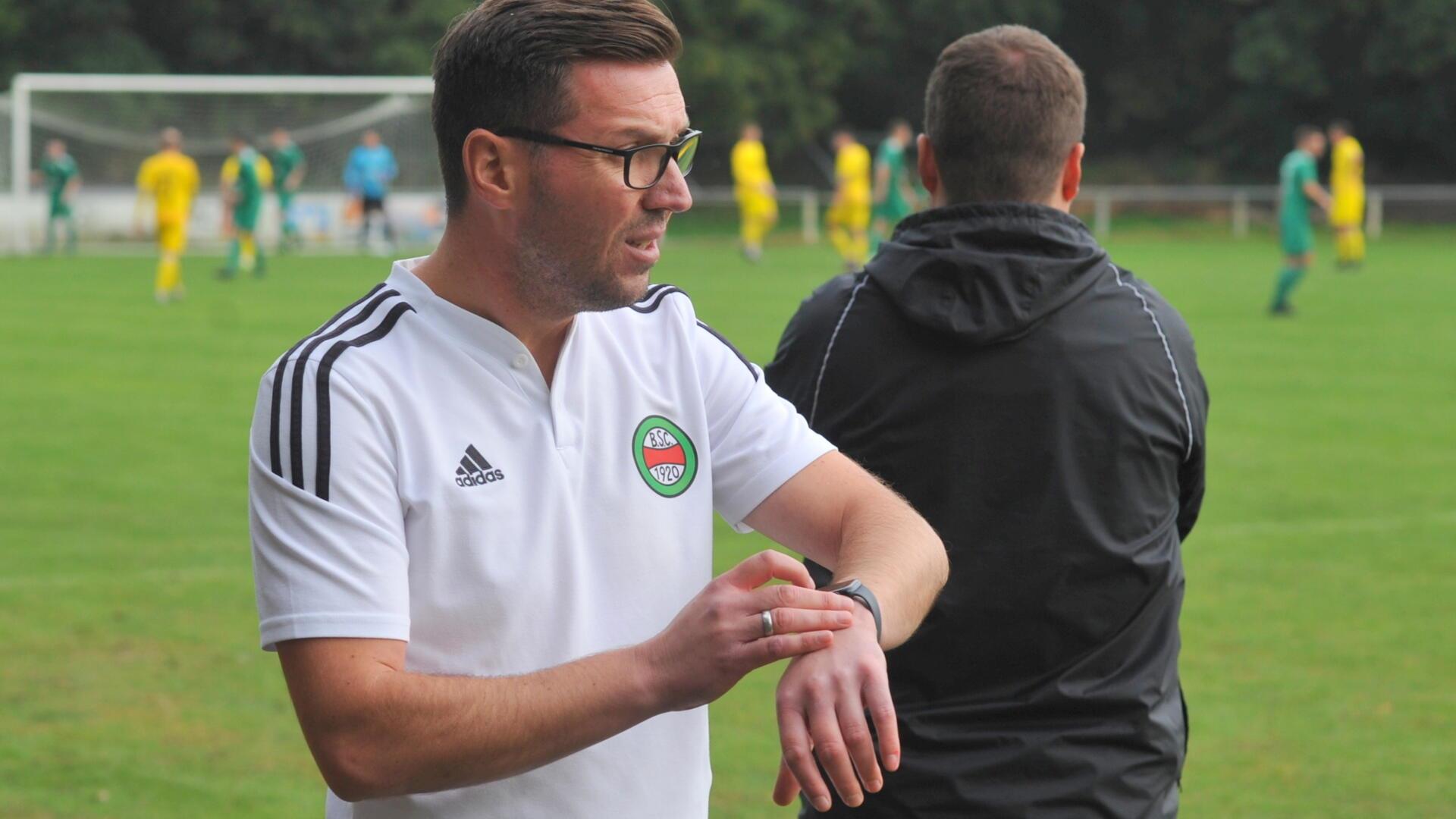 Ihre Zeit als Trainer beim Bremervörder SC endet: Tobias Wilkens (li.) und Co-Trainer Malte Kammann hören zum Saisonende auf.