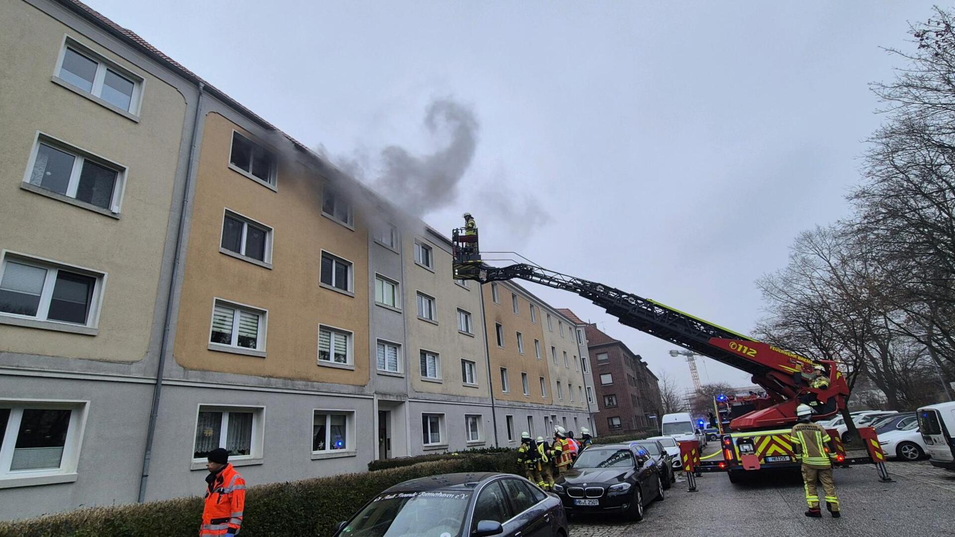 Im 3. Obergeschoss eines Wohnhauses in Bremerhaven-Lehe brannte es am Sonnabend. Die Feuerwehr hatte die Flammen nach eigenen Angaben schnell unter Kontrolle. 