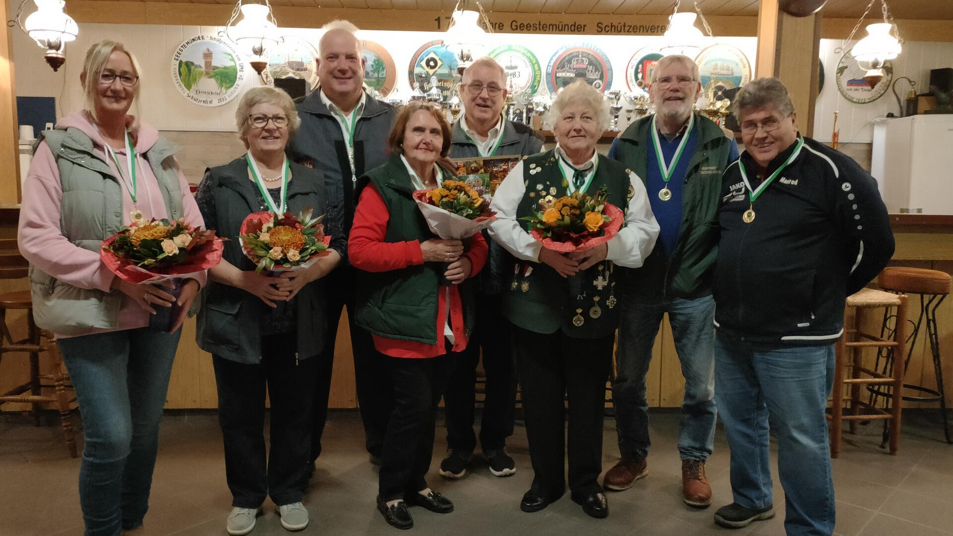 Gruppenfoto Schützen Blumensträuße