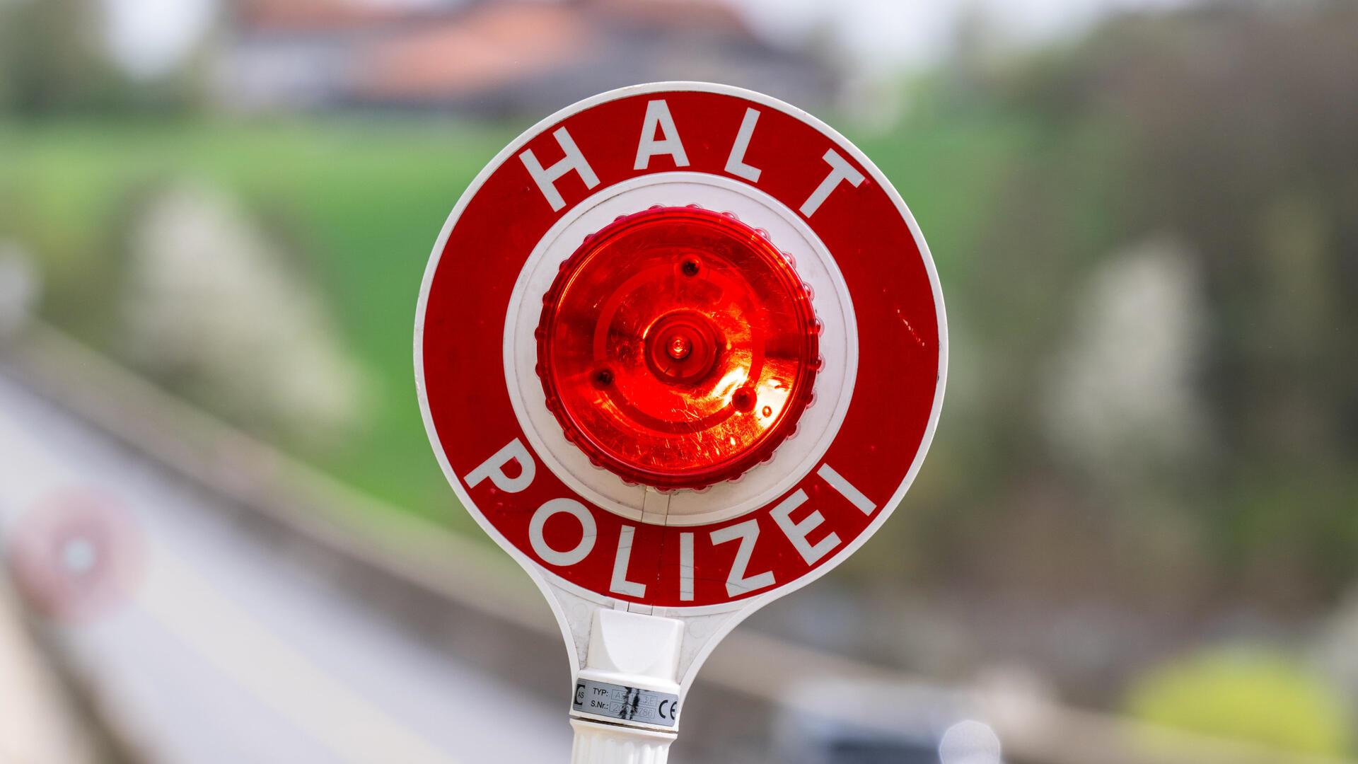 Kelle mit der Aufschrift „Halt Polizei“