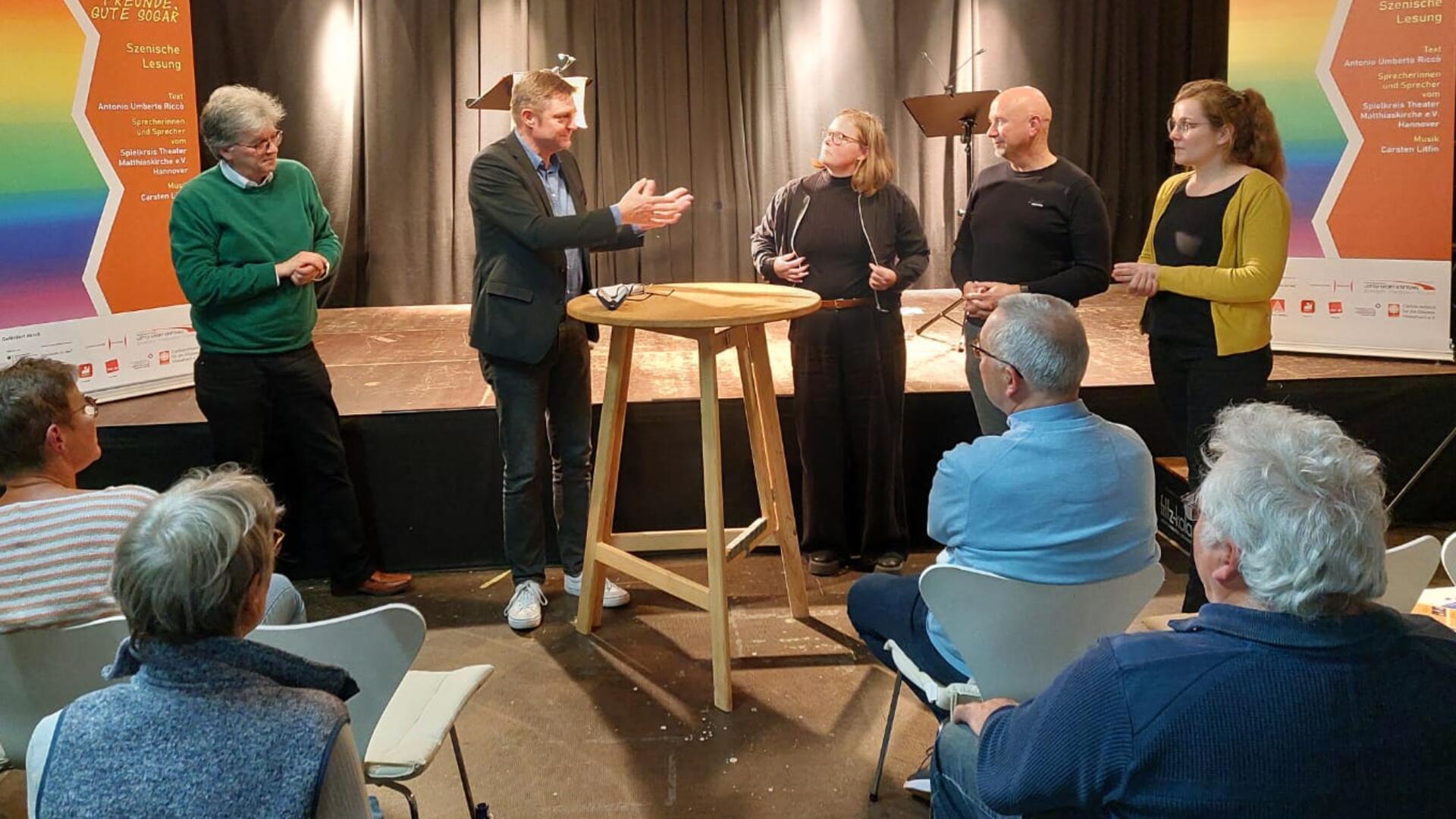 Im Anschluss an die szenische Lesung fand eine Podiumsdiskussion statt, an der unter anderem Superintendent Carsten Stock und Bremervördes Bürgermeister Michael Hannebacher teilnahmen.