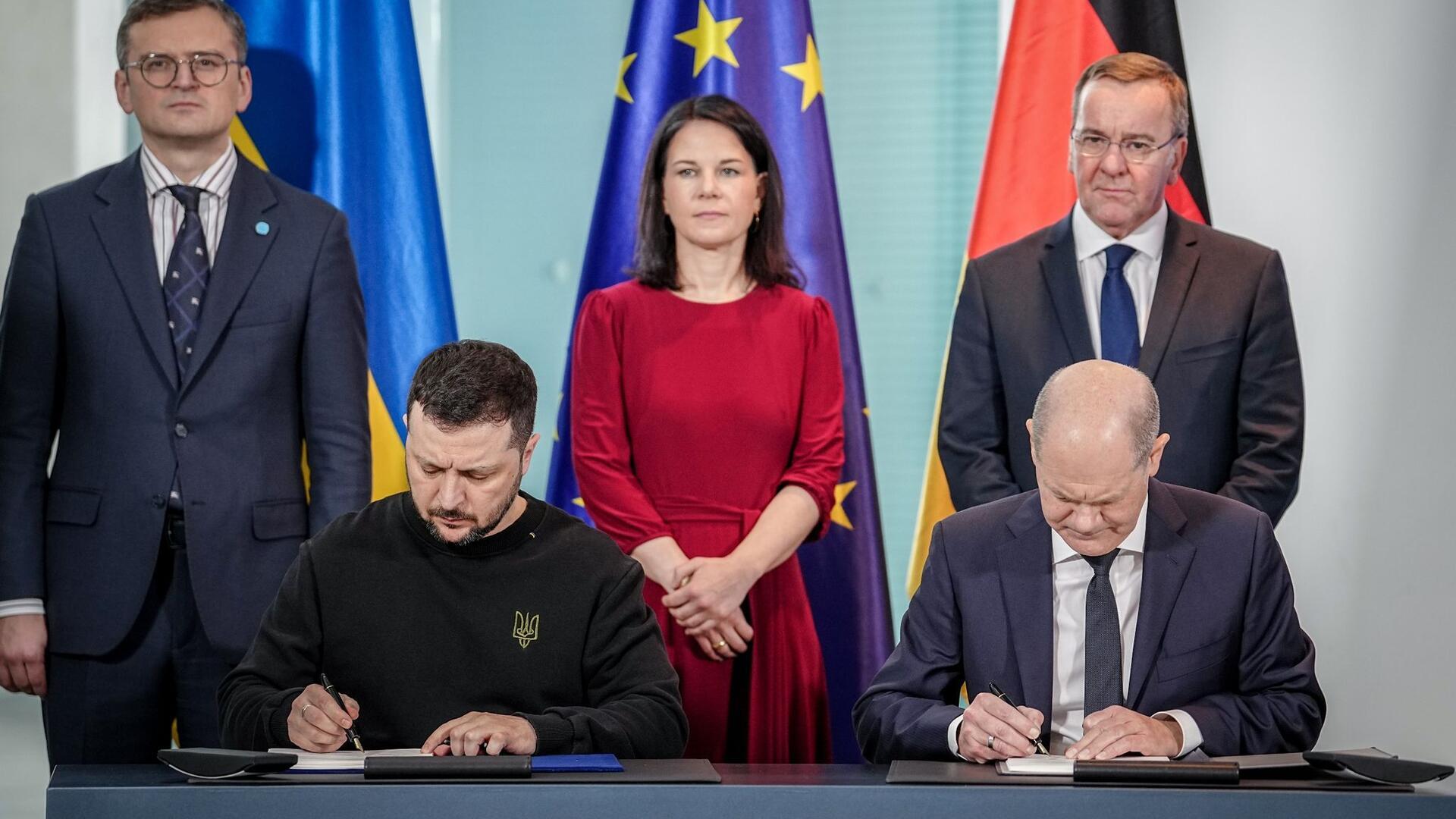 Im Beisein von Dmytro Kuleba, Annalena Baerbock und Boris Pistorius unterzeichen Bundeskanzler Olaf Scholz (l) und Wolodymyr Selenskyj ein langfristiges Sicherheitsabkommen.