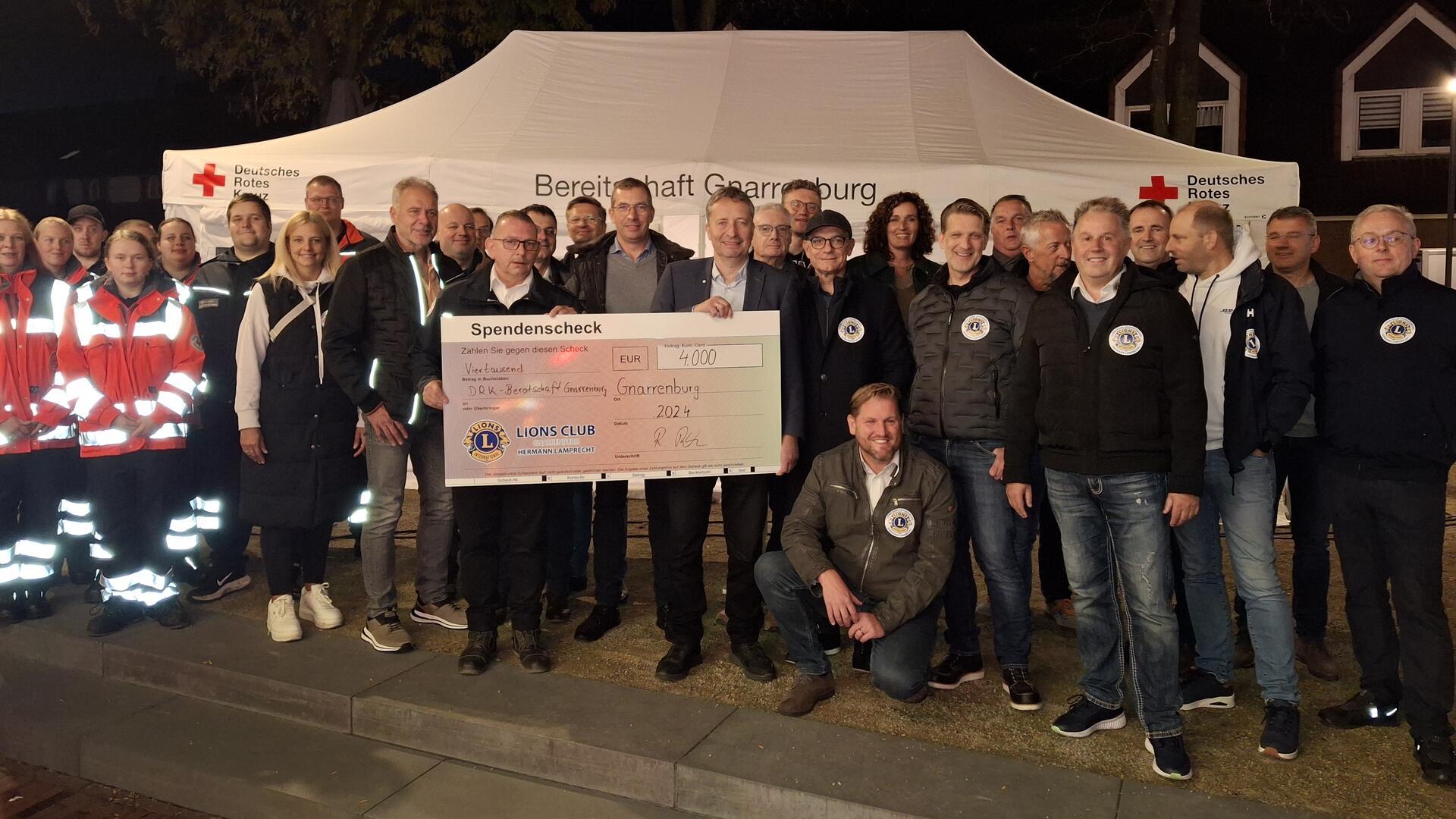 Im Beisein zahlreicher Clubmitglieder überreichten Michael Meyer (Präsident Lions Club Gnarrenburg Hermann Lamprecht) und Ralf Rimkus (Vorsitzender des Lions-Fördervereins) der Gnarrenburger DRK-Bereitschaft einen symbolischen Scheck über 4.000 Euro. Dank dieser Unterstützung sind mehr als 50 Prozent der Anschaffungskosten für das 32 Quadratmeter große Betreuungs- und Behandlungszelt gedeckt. Darüber freuen sich nicht nur Bereitschaftsleiter Stephan Ohle, sondern auch DRK-Kreisgeschäftsführer Rolf Eckhoff.