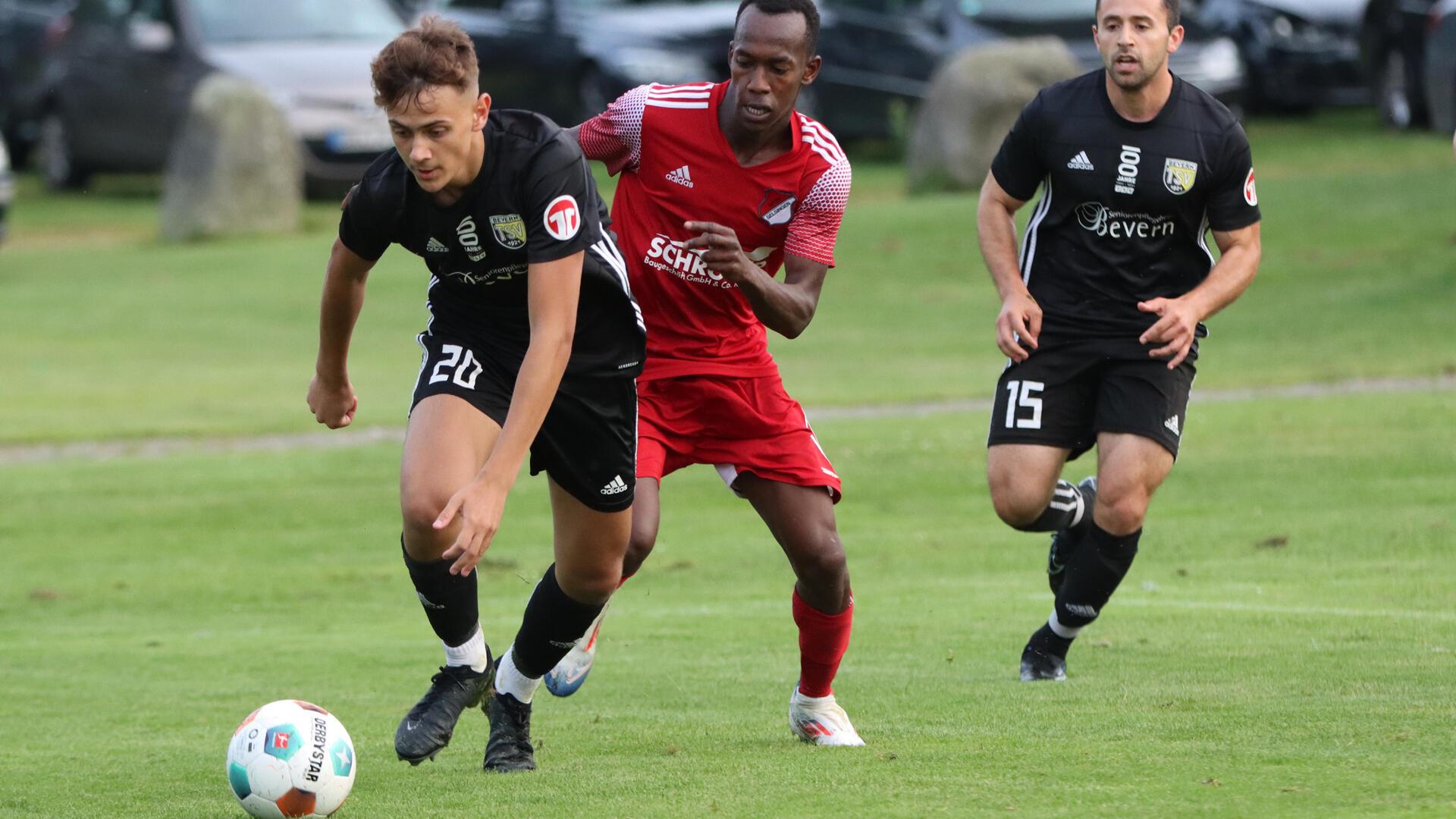 Im Derby gesperrt: Selsingens Yousif Ramadan, hier gegen Kleodis Barsaku und Mahmoud Kanj (re.).