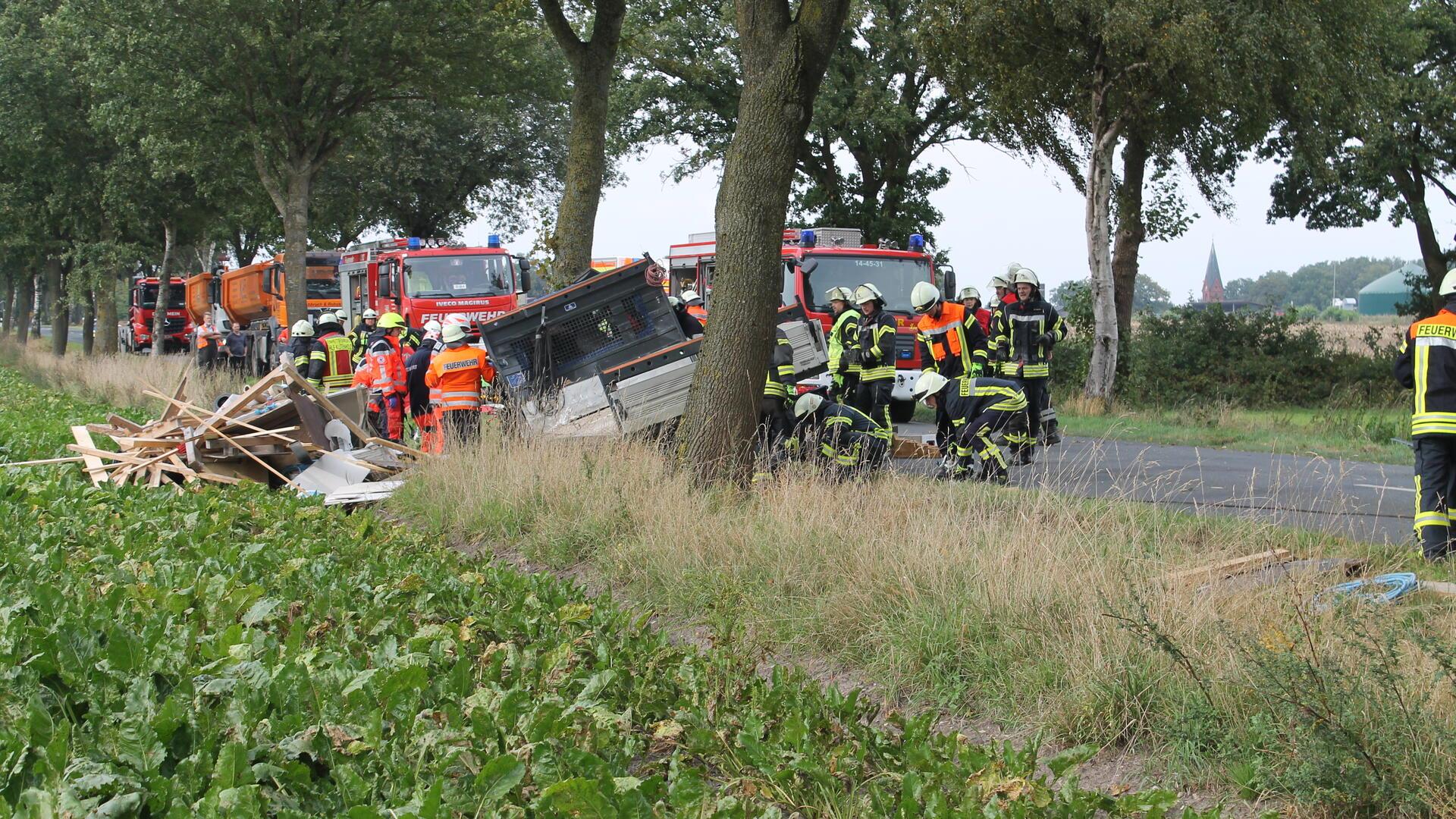 Unfall Auto Baum Feuerwehr