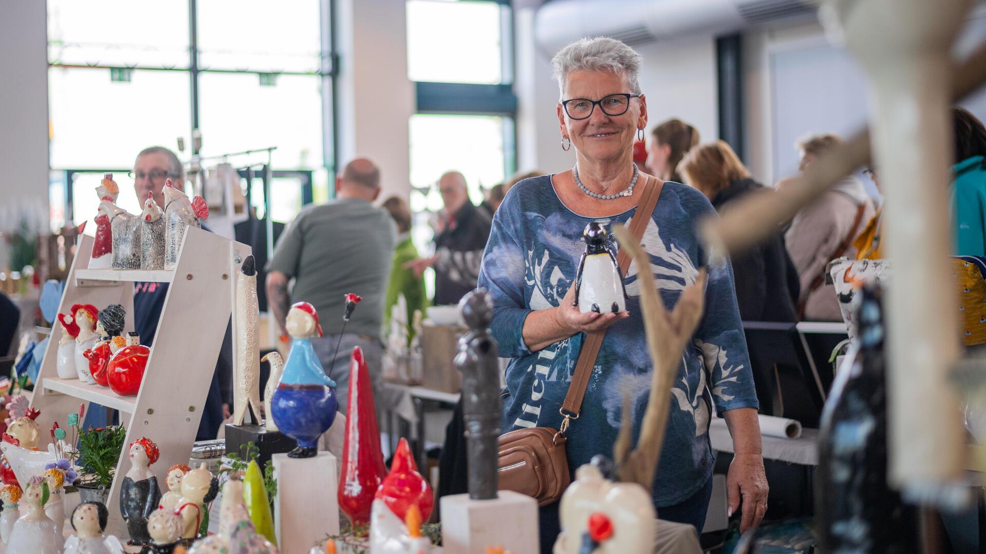 Im Fischbahnhof stellten Künstler und Händler ihre Schmuckstücke beim Kunsthandwerkermarkt aus. Im Bild: Anke Bergmann.