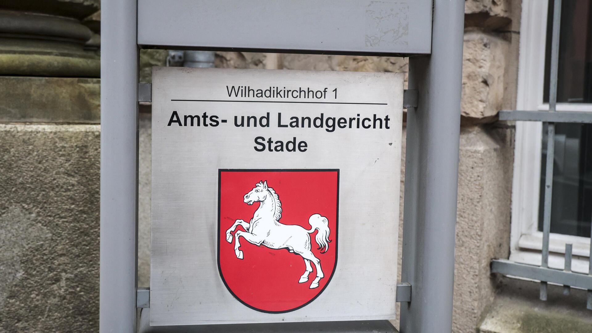 Ein Schild mit der Aufschrift «Amts- und Landgericht Stade» steht vor Beginn eines Prozesses vor dem Landgericht in Stade.