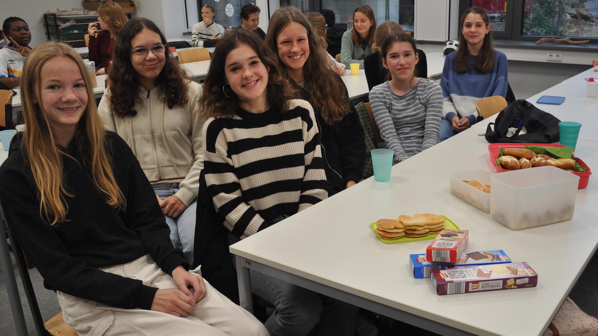 Im Gymnasium wurde innerhalb der Klassen gefrühstückt. Die 8b konnte das Thema Demokratie künstlerisch ausdrücken.