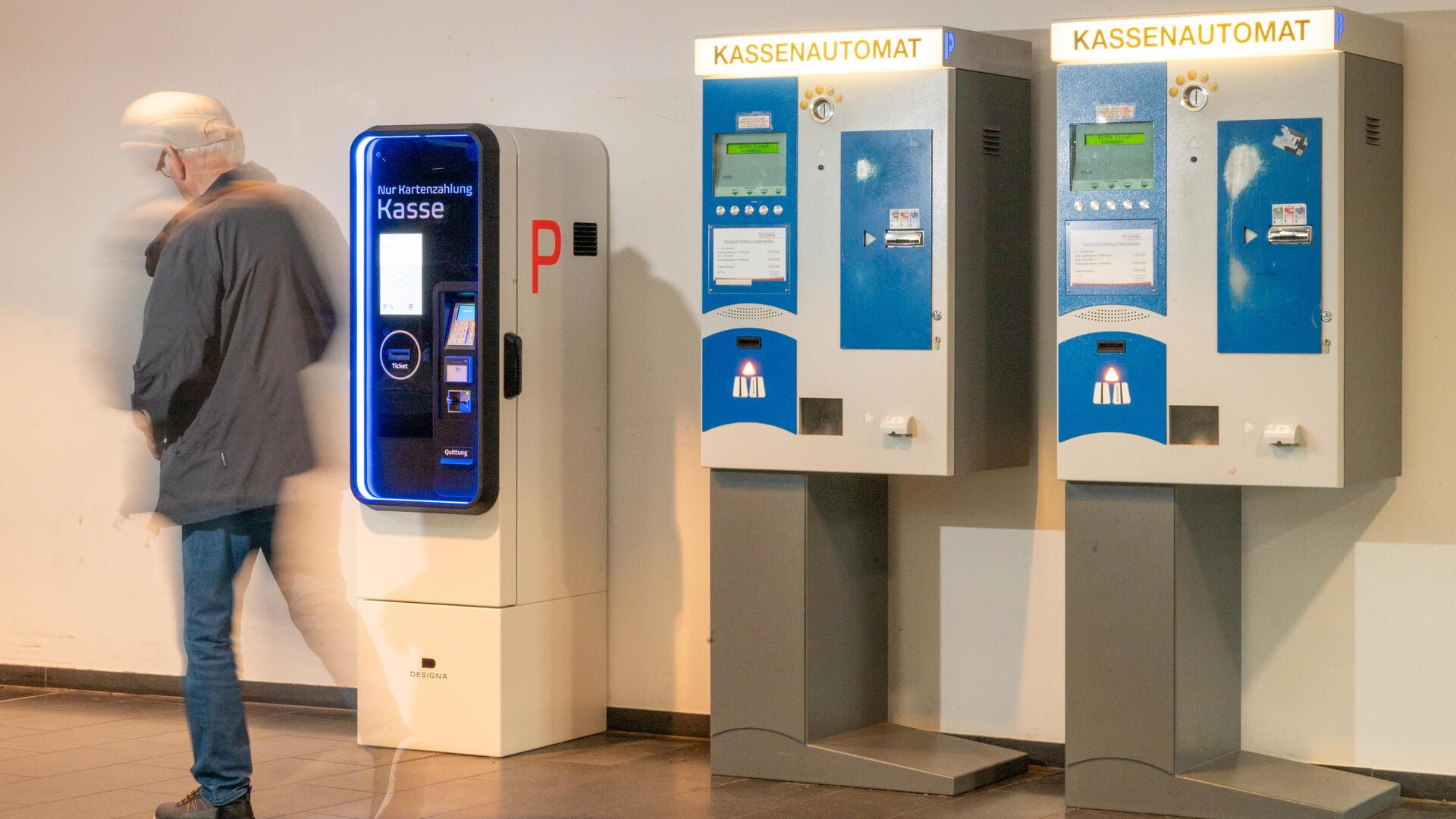 Im „Havenwelten-Parkhaus“ kann jetzt auch bargeldos bezahlt werden. Hier wurde ein zusätzlicher Automat aufgestellt, der Kartenzahlungen möglich macht. 