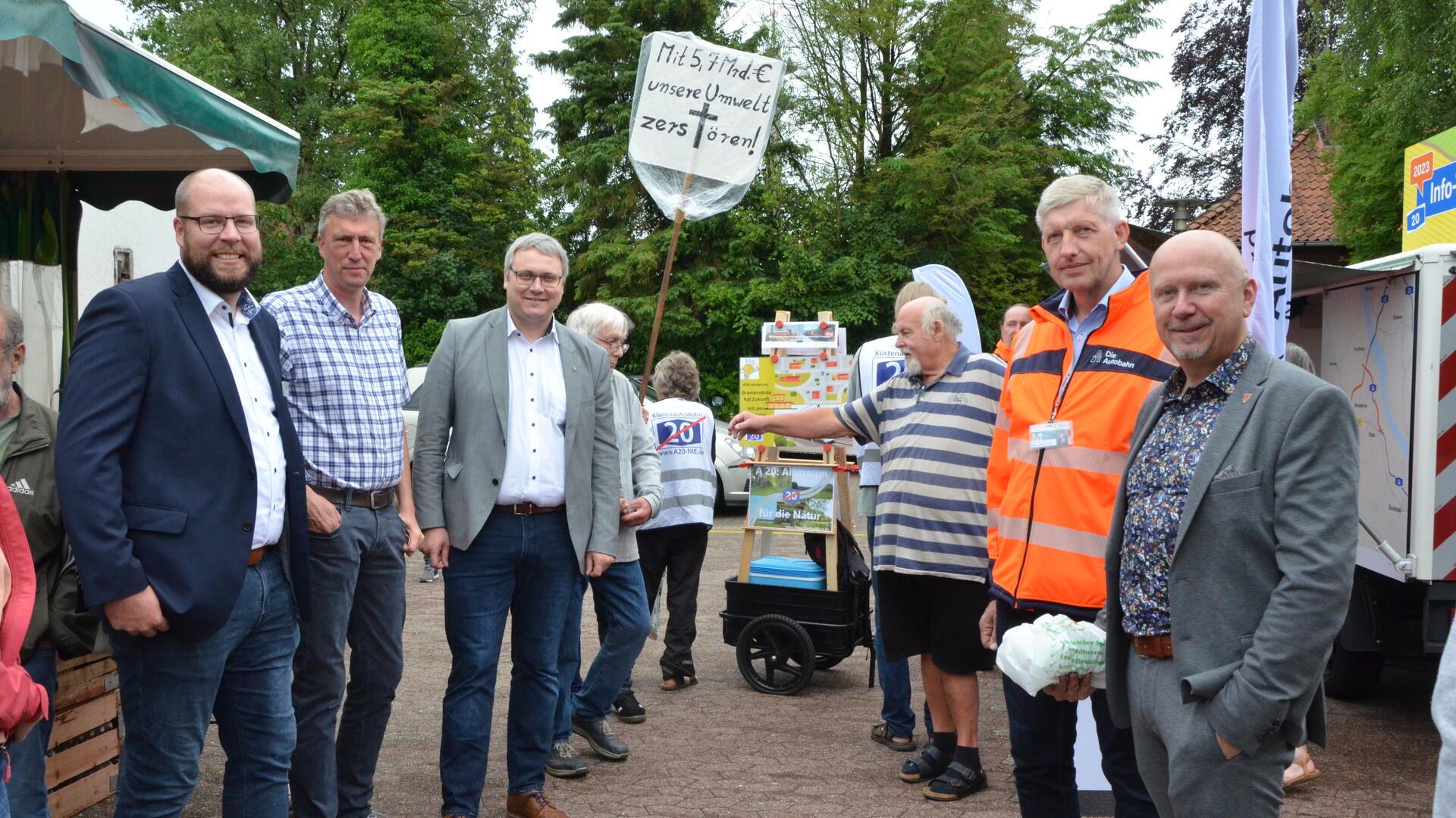 Im Juni 2023 informierte die Autobahngesellschaft auf dem Bremervörder Wochenmarkt über die A20. Auch Autobahngegner waren vor Ort. "Damals hatte es dort Verwerfungen gegeben", berichtete Lars Lust (SPD) am Dienstag.