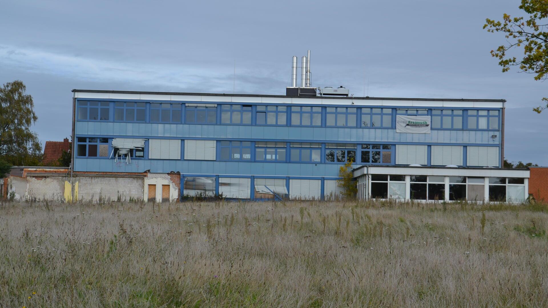 Im Keller des noch nicht abgerissenen Flügels der Gaußschule am Lühnenfeld in Zeven befindet sich das Blockheizkraftwerk der Stadtwerke.