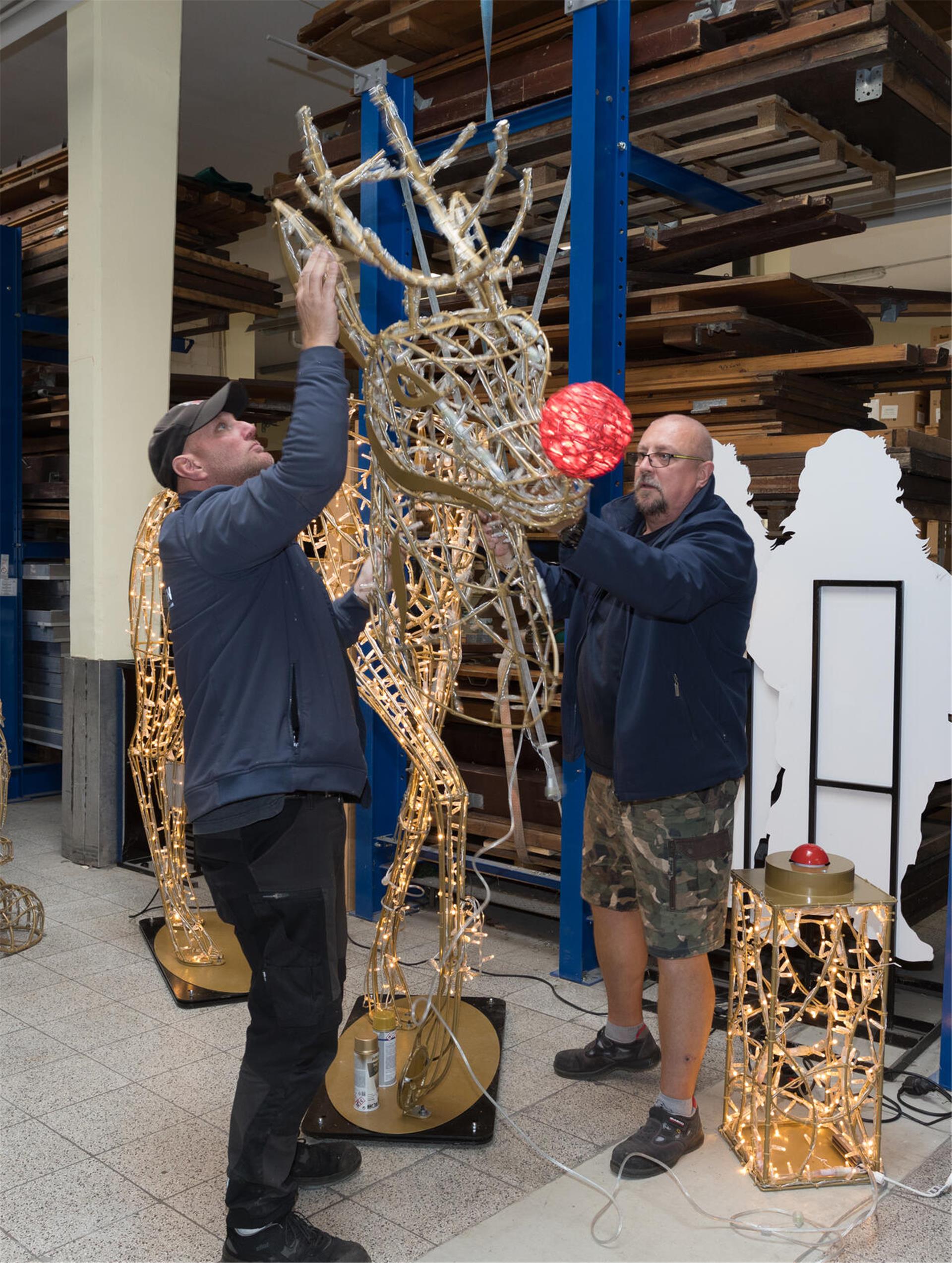 Im Lager der Erlebnis Bremerhaven GmbH bekommt Rudolph seine rote Nase zurück. Der Weihnachtsmarkt wird von Anfang November an in der Bremerhavener Innenstadt aufgebaut.
