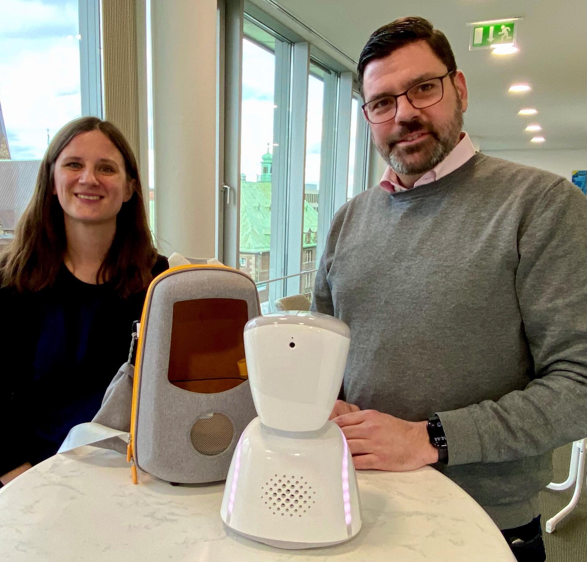 Im Rucksack kann der erkrankte Mitschüler in Form des Avatars mit in die Pause genommen werden, erklären André Sebastiani und Anna Tappe vom Bildungsressort.