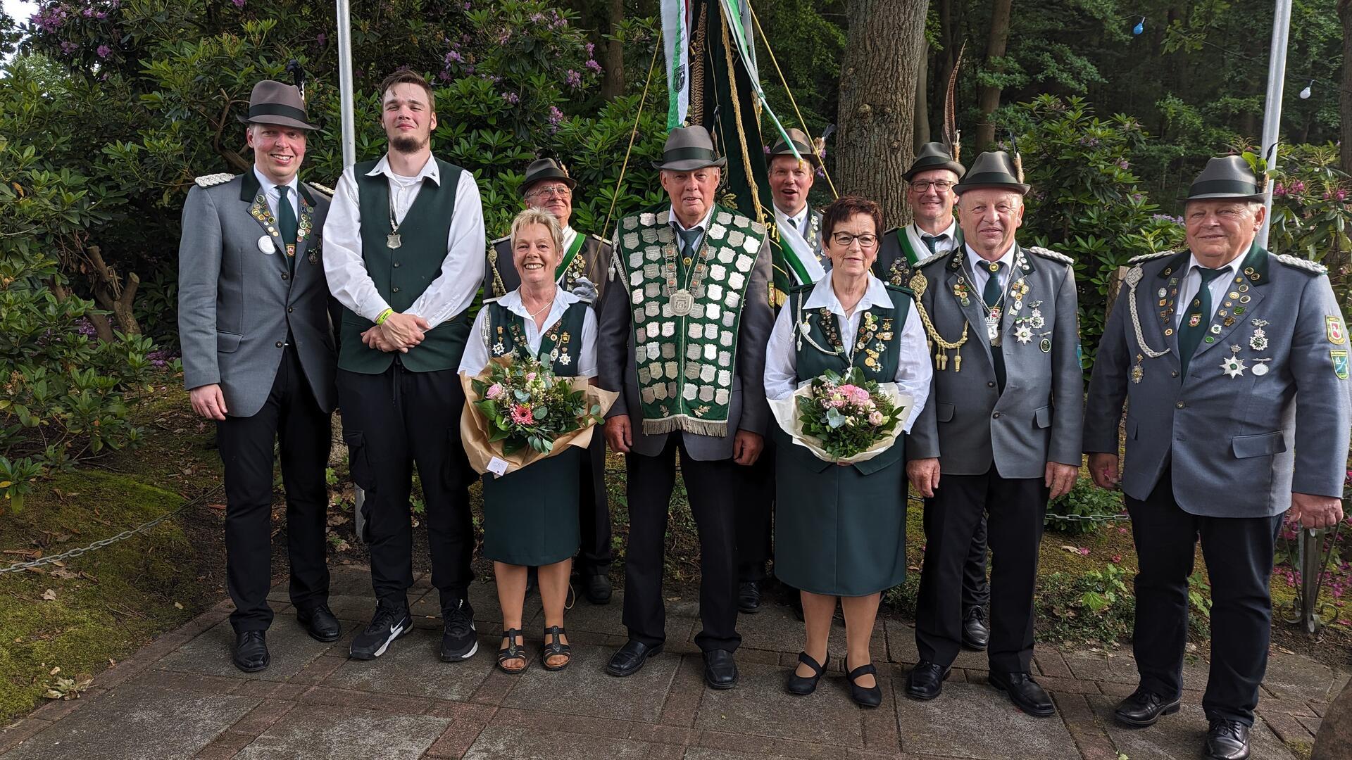 Im Schützenverein An der Höhne wurde am vergangenen Wochenende Schützenfest gefeiert. Präsident Marco Buck (links) präsentierte am Sonntag das neue Königshaus des Vereins.