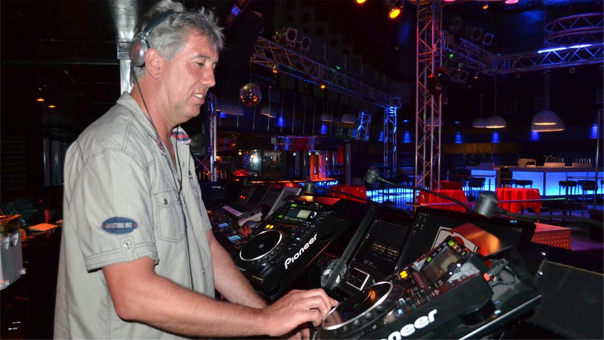 Im Sommer 2013 legte DJ Jan Steinwart bereits mehr als 30 Jahre in der Disco Pam Pam in Hagen auf. Mittlerweile sind es bereits über 40 Jahre. 