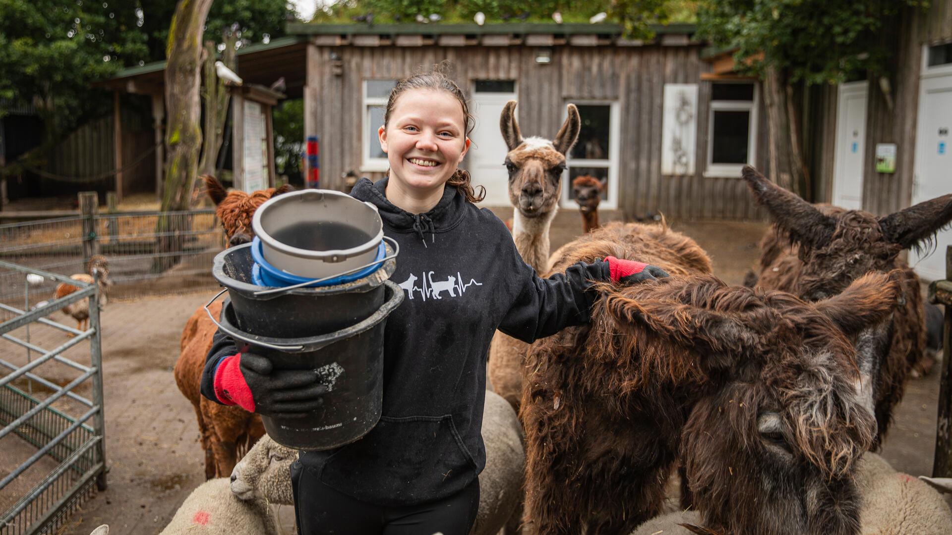 Femke Valentin bei der Fütterung