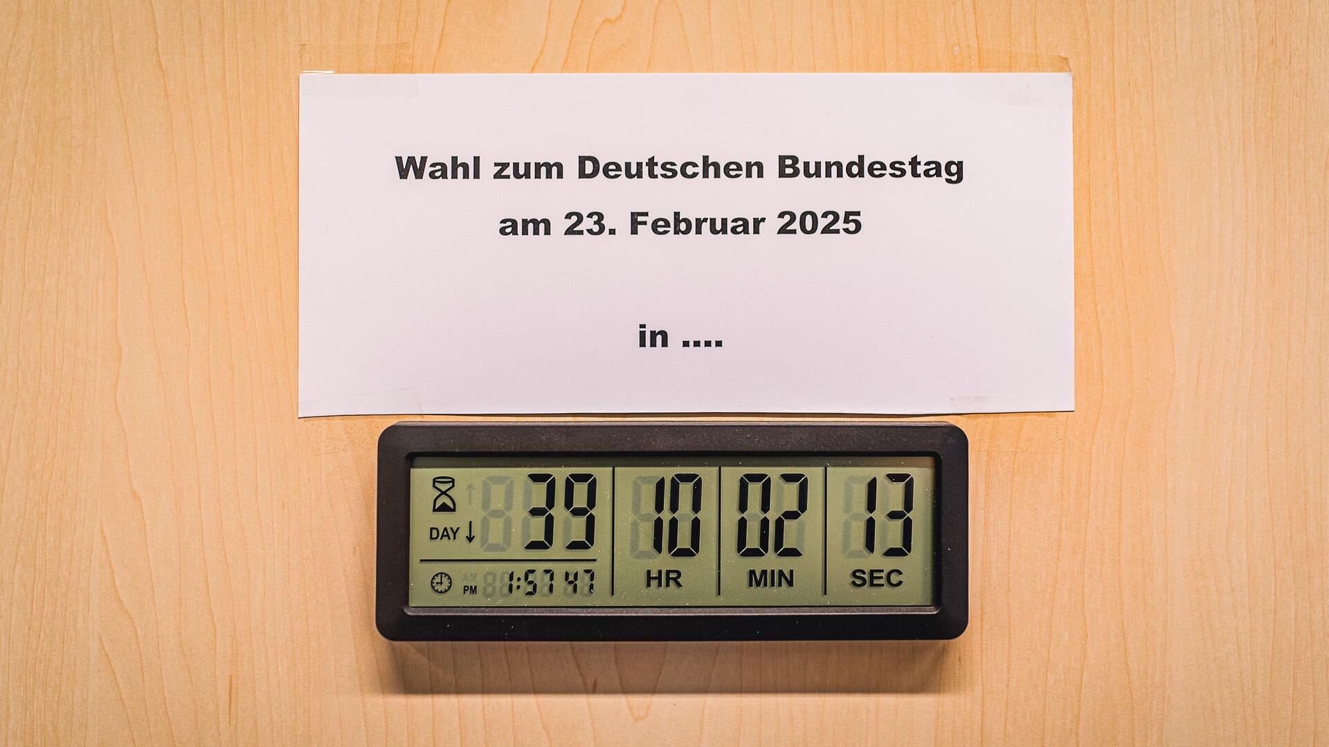 Im Wahlamt hat sich Frank Lück eine Uhr aufgehängt. Der Countdown bis zum 23. Februar läuft.