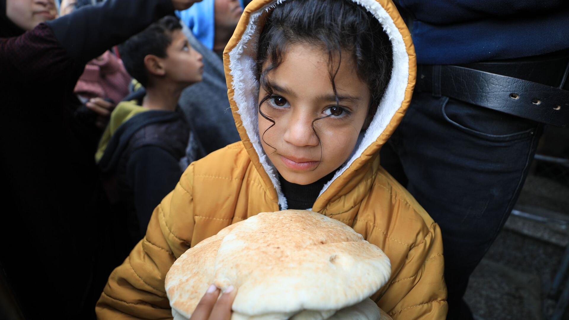 Im Zuge des Krieges im Gazastreifen ist die Zahl der unterernährten Kinder nach Angaben der Weltgesundheitsorganisation WHO stark angestiegen. Untersuchungen im Norden der Region hätten ergeben, dass dort jedes sechste Kind unter zwei Jahren akut unterernährt sei.