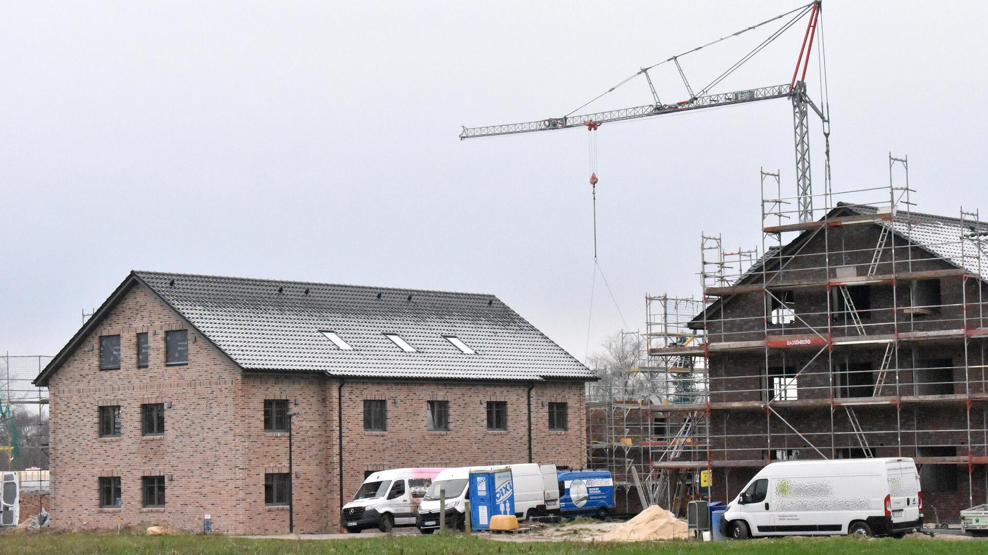 Zwei Mehrfamilienhäuser im Bau.