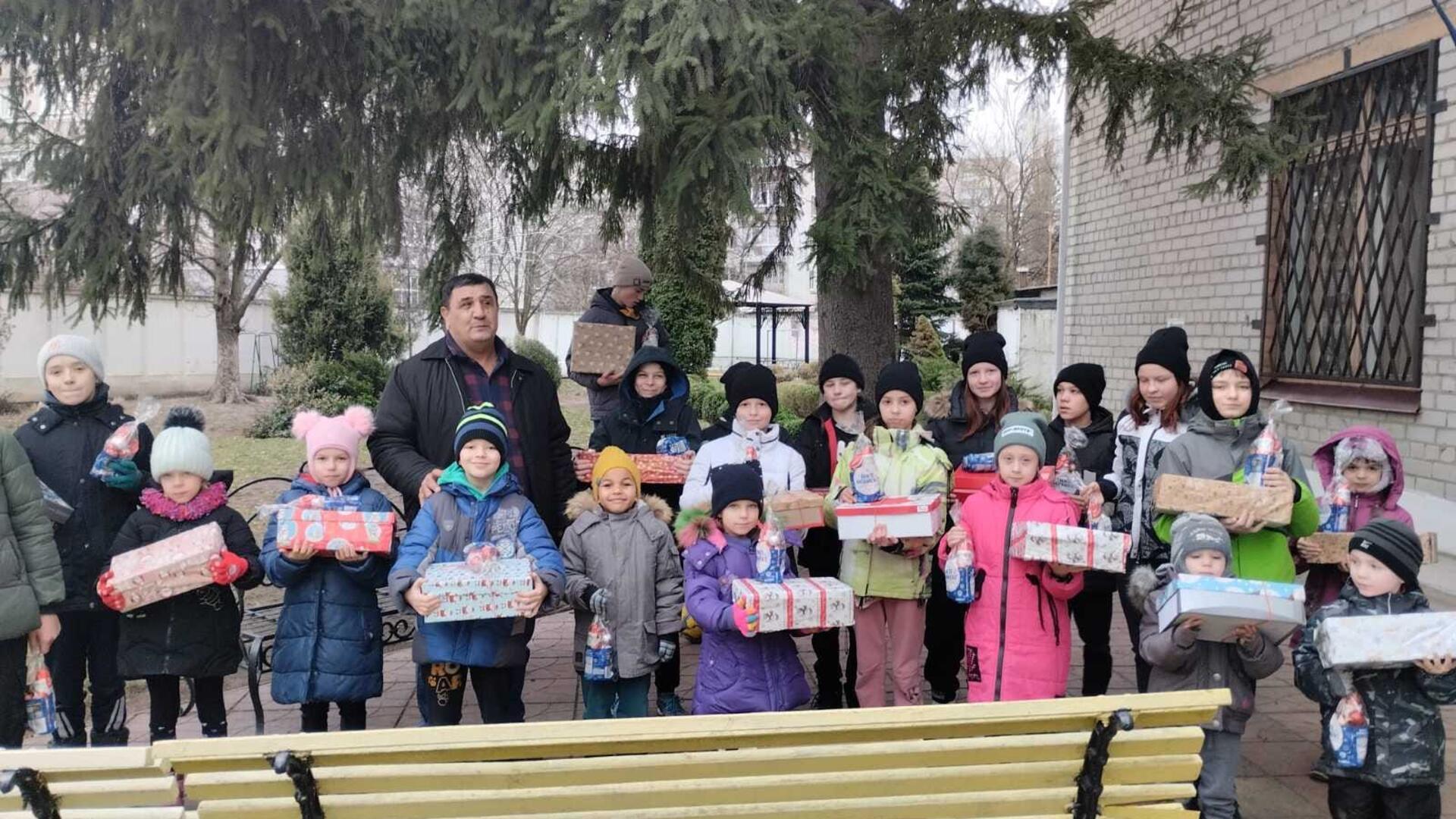 Im ukrainischen Sokal freuen sich Kinder über Weihnachtspakete aus Bremervörde.