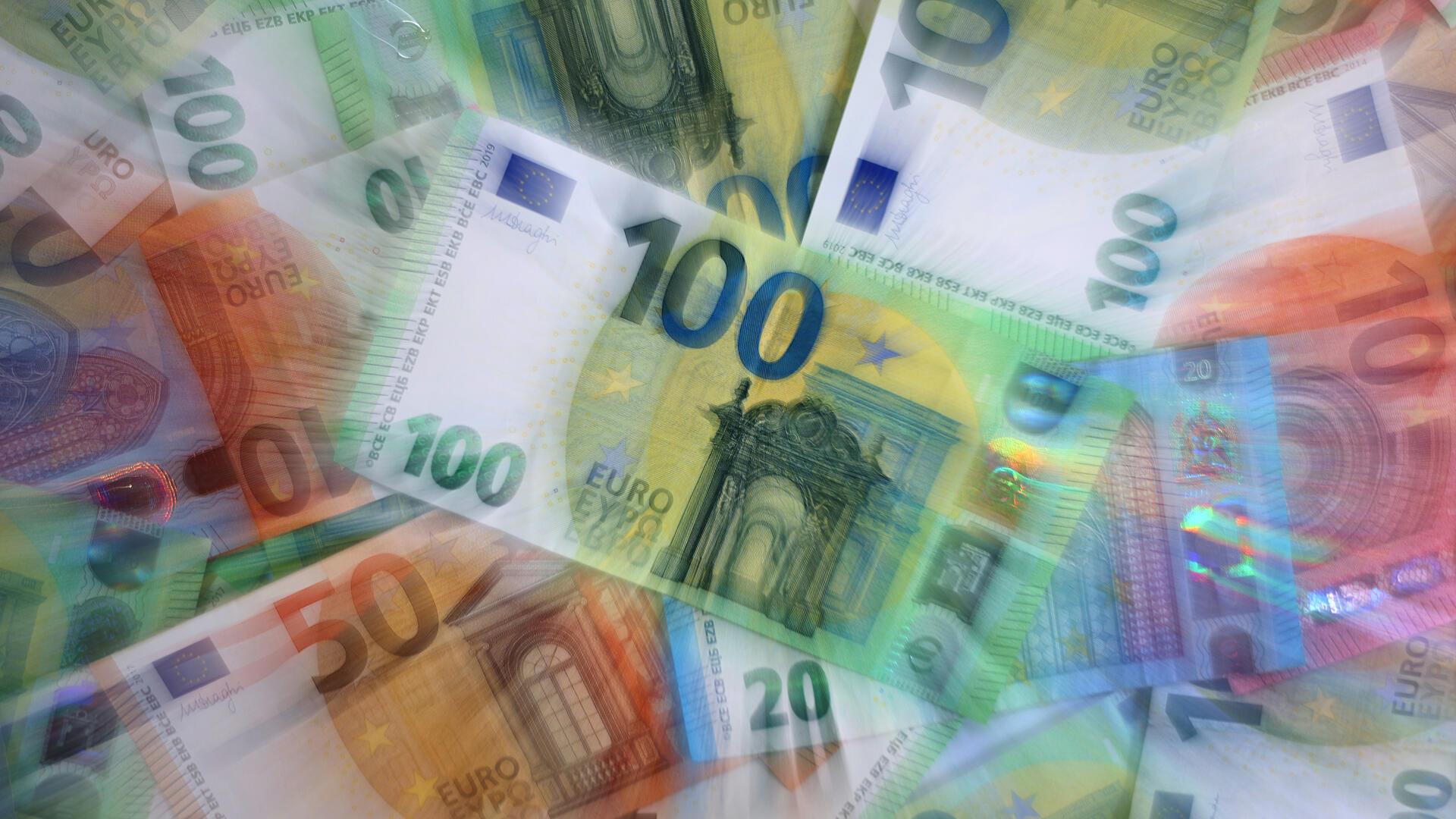 Verschiedene Euro-Banknoten liegen auf einem Tisch