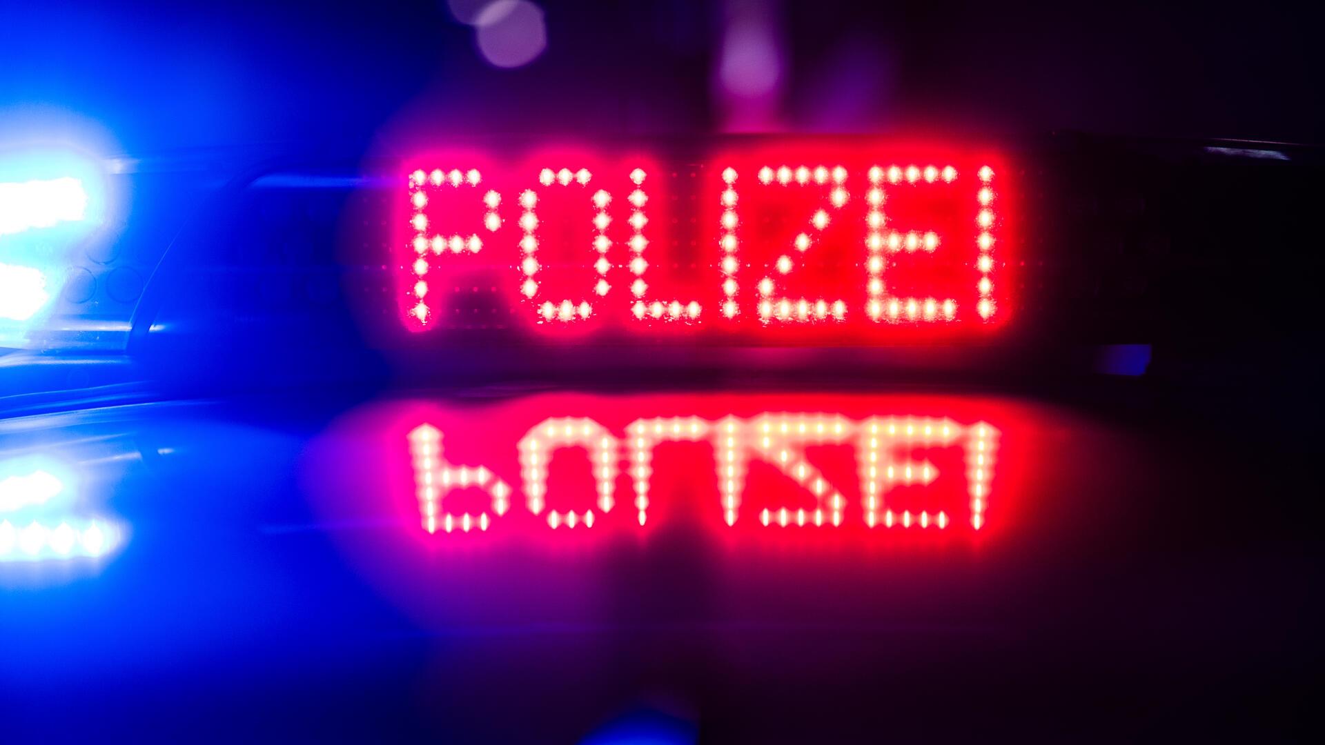 "Polizei" ist auf dem Dach eines Polizeiautos zu lesen.