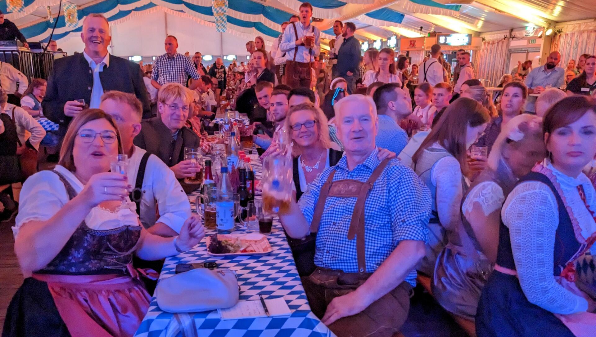 Im voll besetzten Festzelt herrschte tolle Stimmung beim 18. Stoteler Oktoberfest.