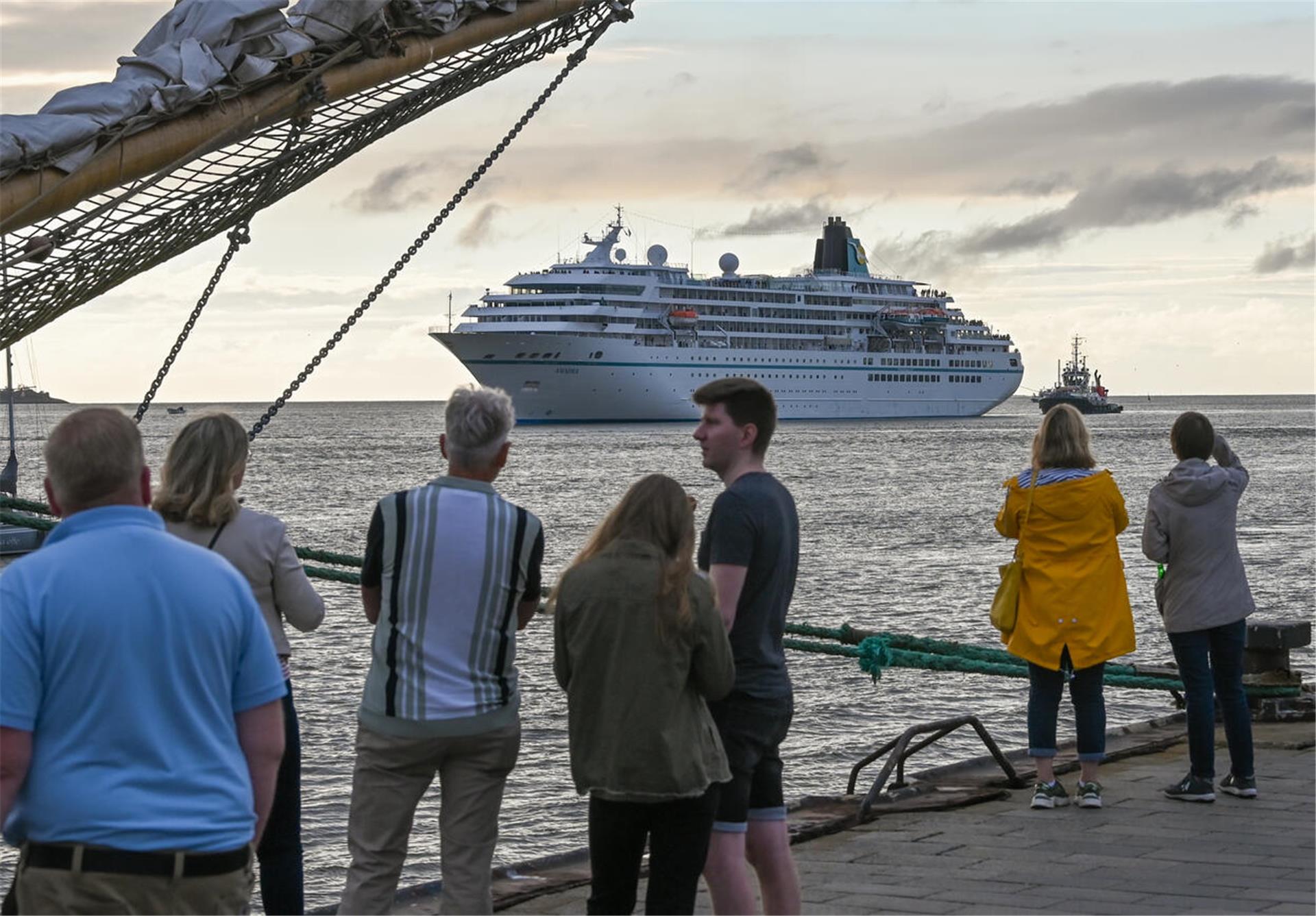 Immer ein Hingucker: die "Amadea" auf der Weser vor Bremerhaven. 