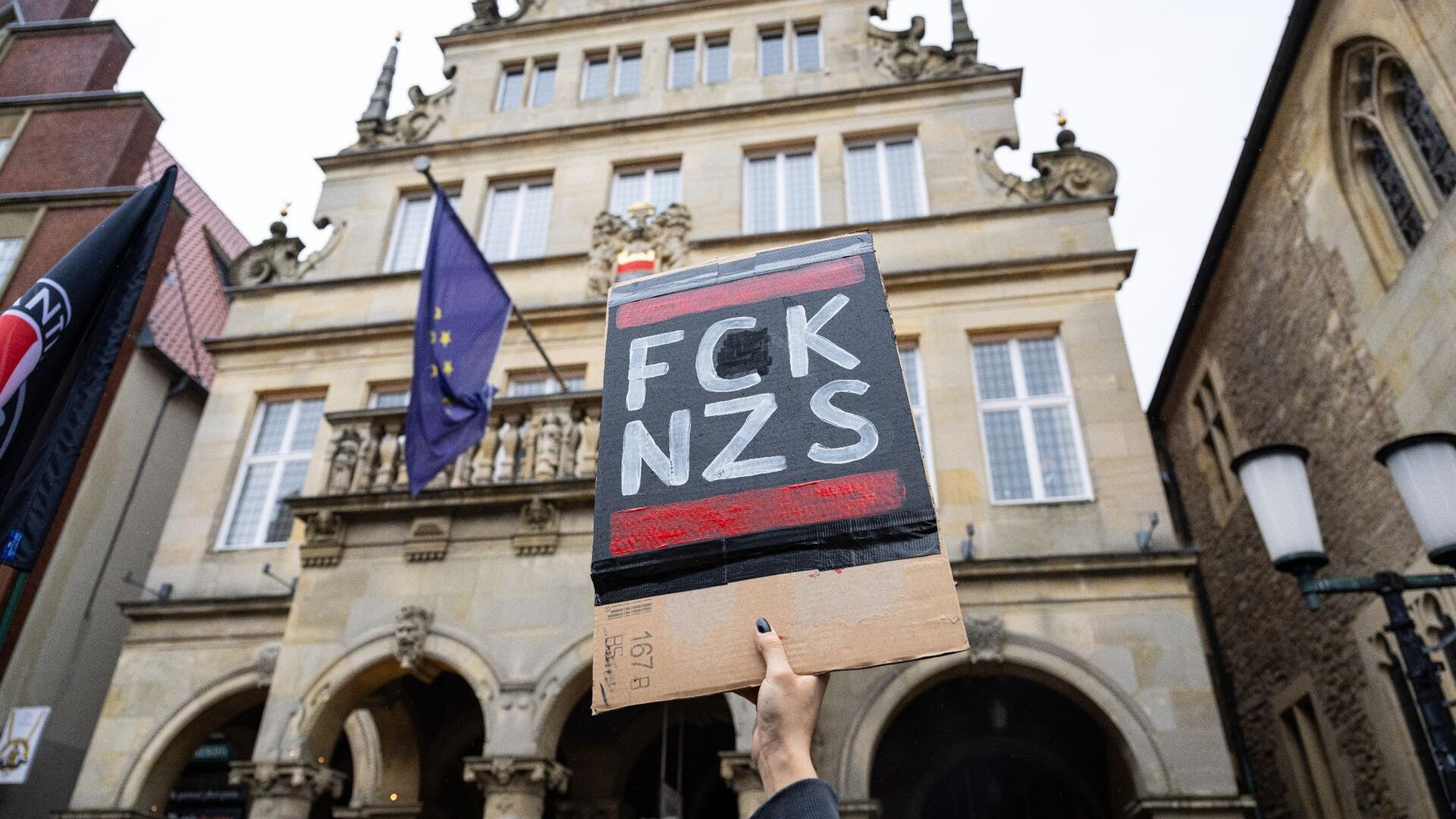 Immer wenn in Münster die AfD zum Neujahrsempfang einlädt, demonstriert ein Bündnis aus Parteien, Verbänden, Gewerkschaft und kirchlichen Gruppen gegen die Veranstaltung vor dem Historischen Rathaus. Dieses Mal waren es 30.000 Menschen.