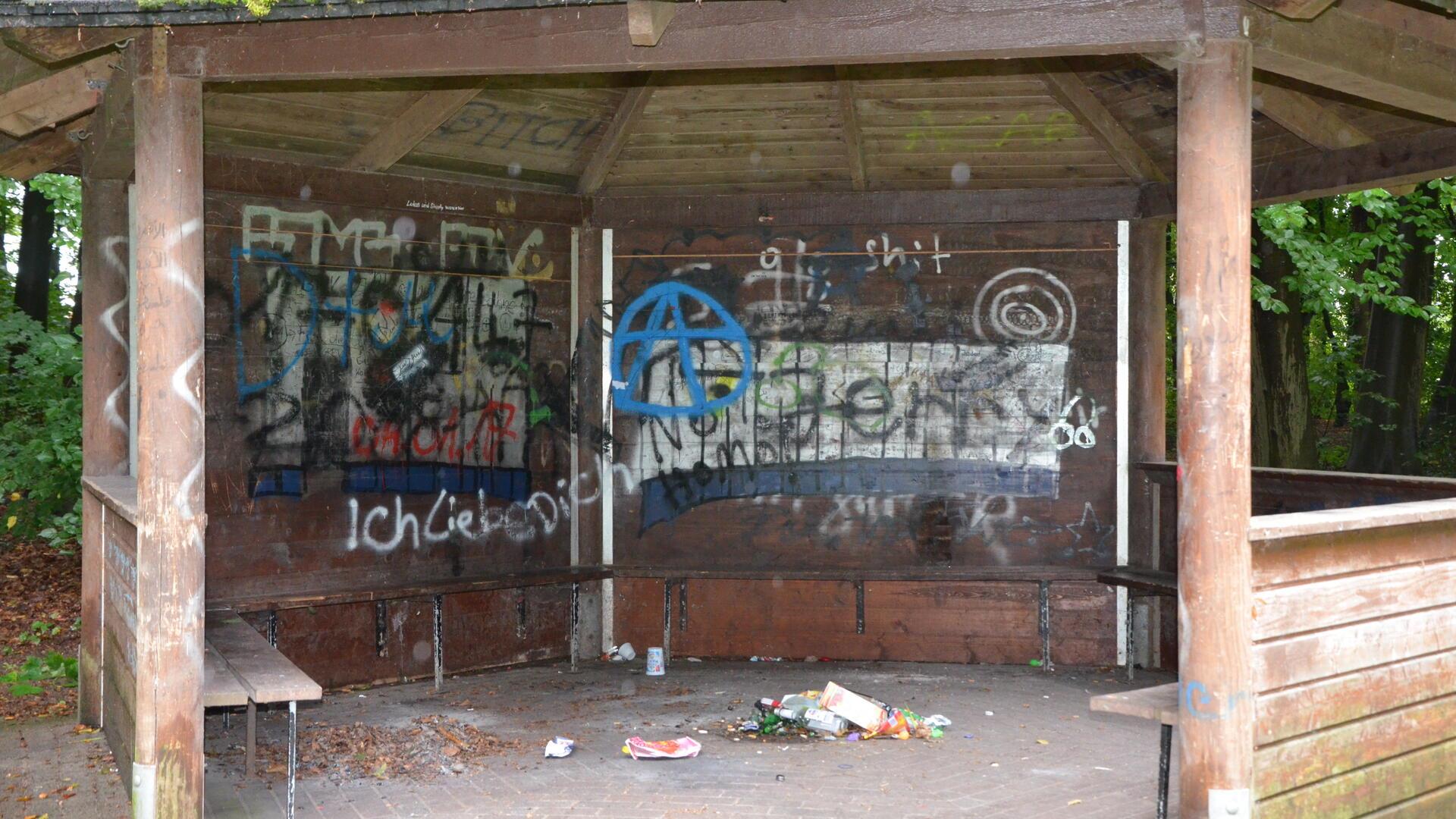 Immer wieder kommt es zu Verschmutzungen im und am Pavillon des Bremervörder Bürgerparks.