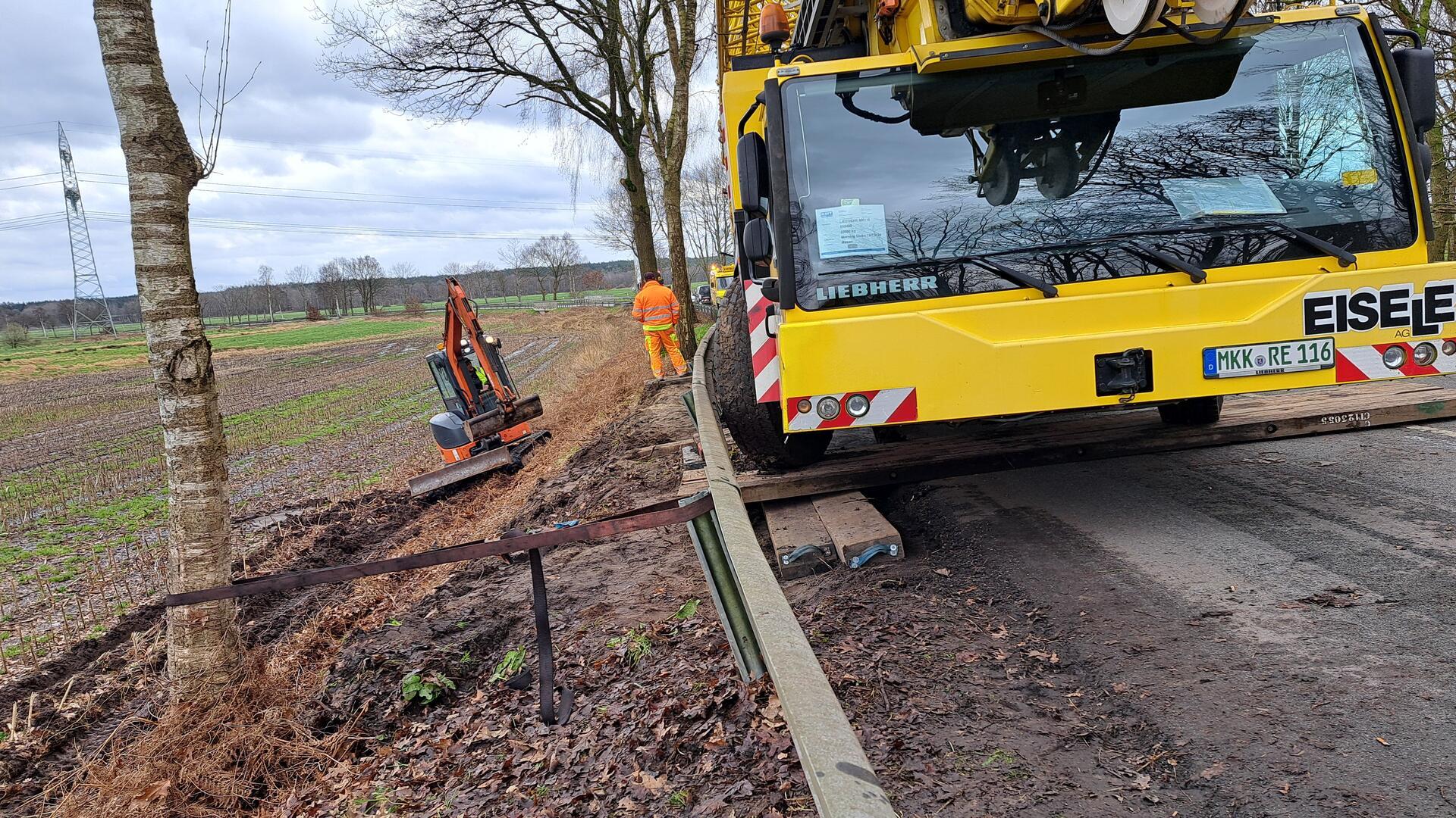 Immer wieder sind Schwerlastfahrzeuge wie dieser Autokran auf der Umleitung bei Uthlede im Fahrbahnrand steckengeblieben. Nun soll die K48 saniert werden.