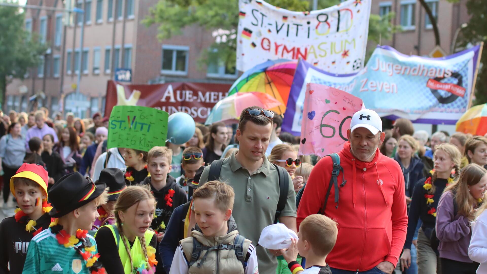 Impressionen vom letzten Tag der Veranstaltung mit Defilee und Pokalübergabe: So toll waren die 55. Zevener Vier-Abend-Märsche.