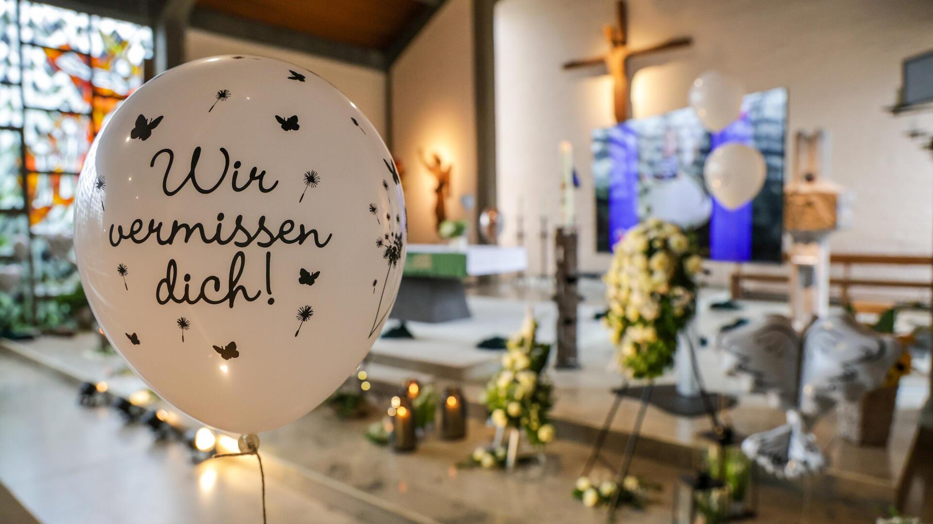 In Absprache mit Arians Angehörigen, so teilte die Kirche mit, hatten ein Bestattungsinstitut und Freunde der Familie die St. Michael Kirche unter anderem mit Blumenkränzen, Fotos des Elmer Jungen und Luftballons geschmückt.