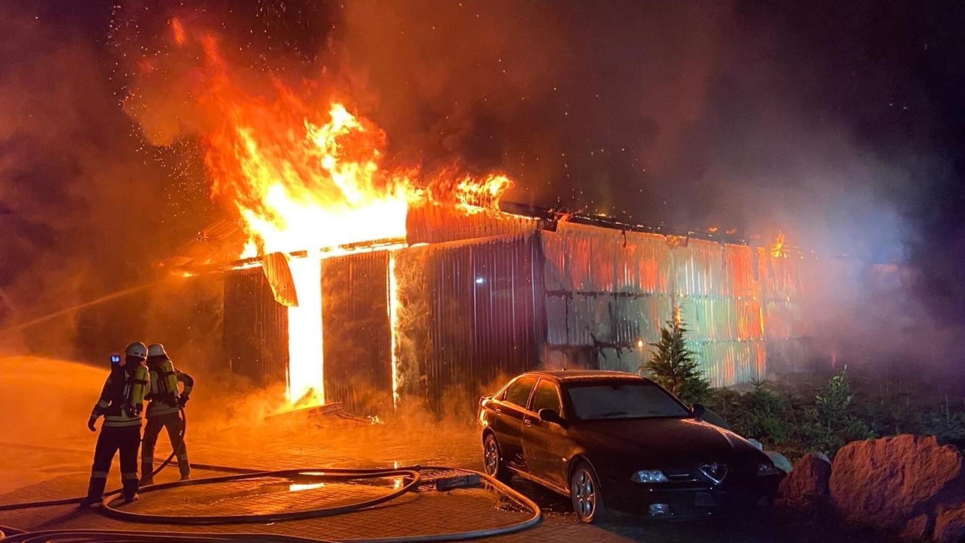 In Donnern brannte eine Scheune komplett nieder. Mehr als 150 Feuerwehrleute und das THW waren im Einsatz.