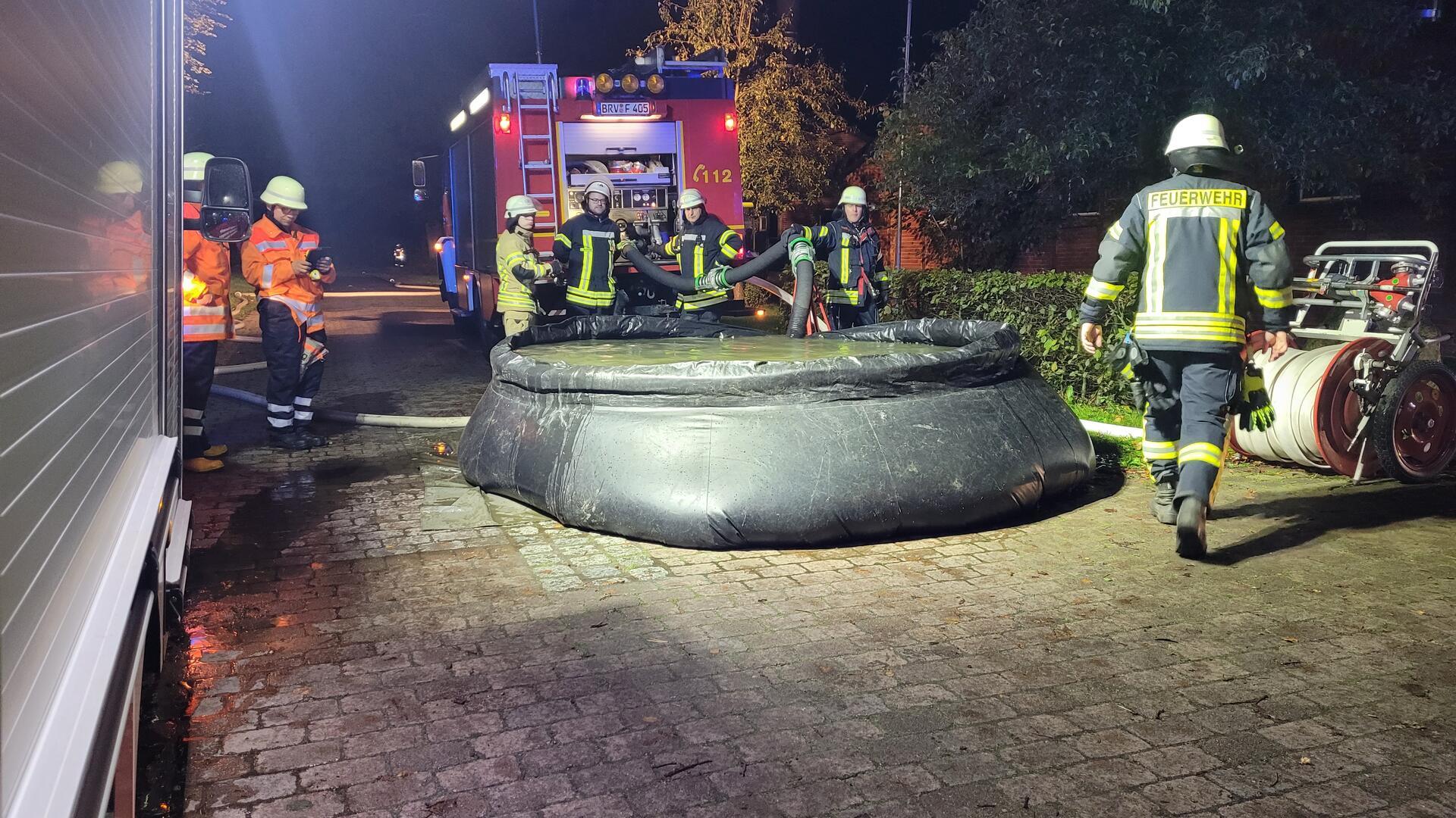 In Faltbehältern wird Löschwasser gesammelt.