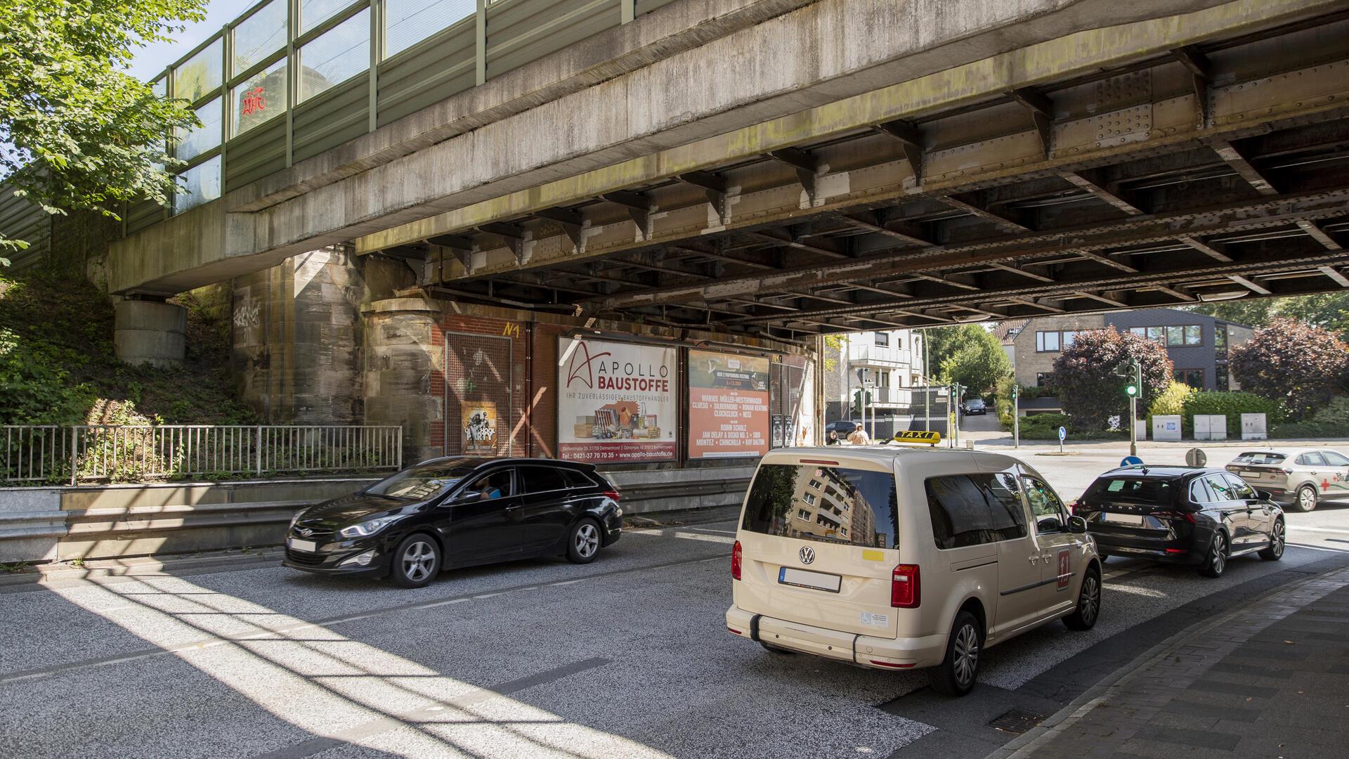 Autos fahren unter einer Brücke hindurch